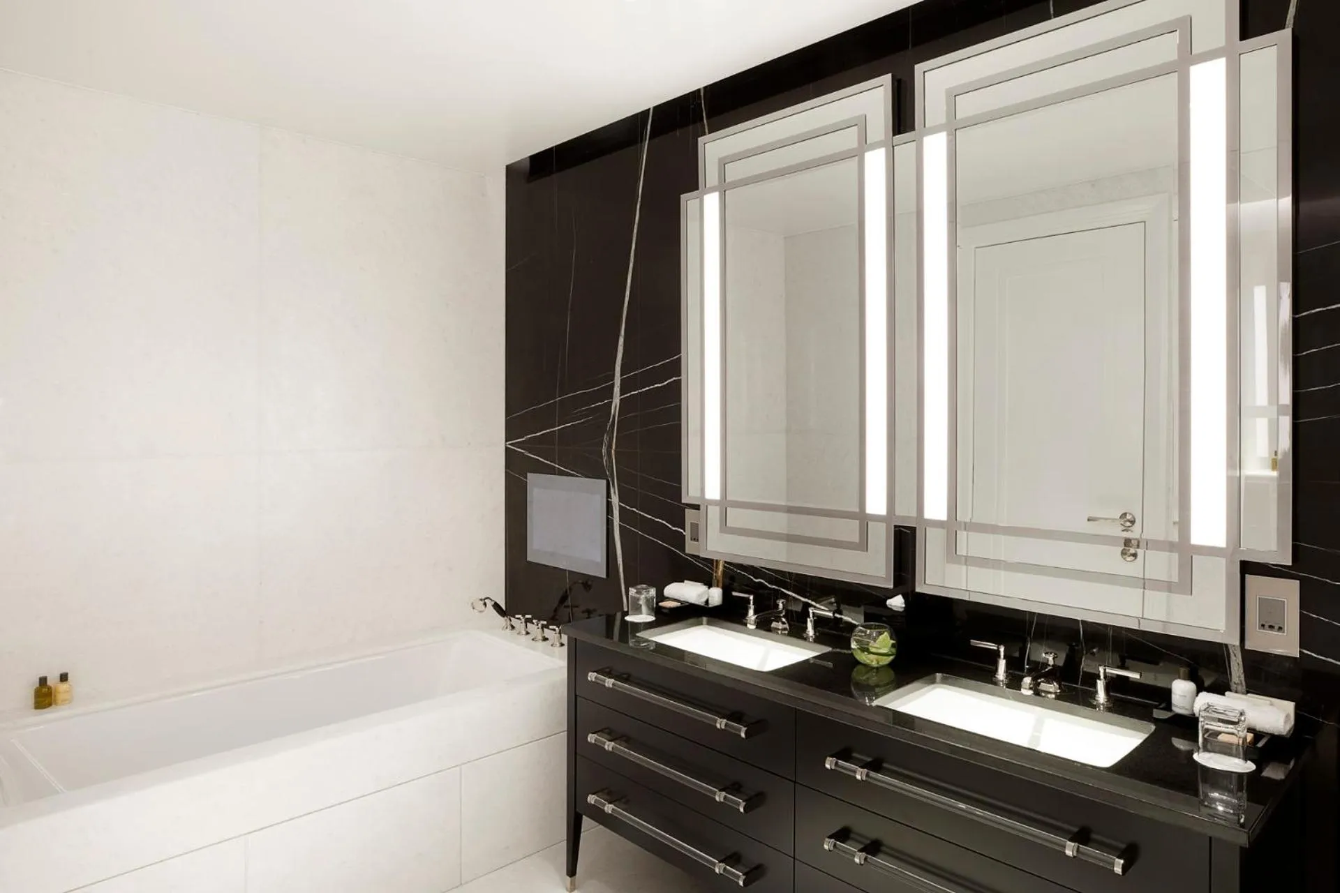 Bathroom in Four Seasons Hotel London at Tower Bridge