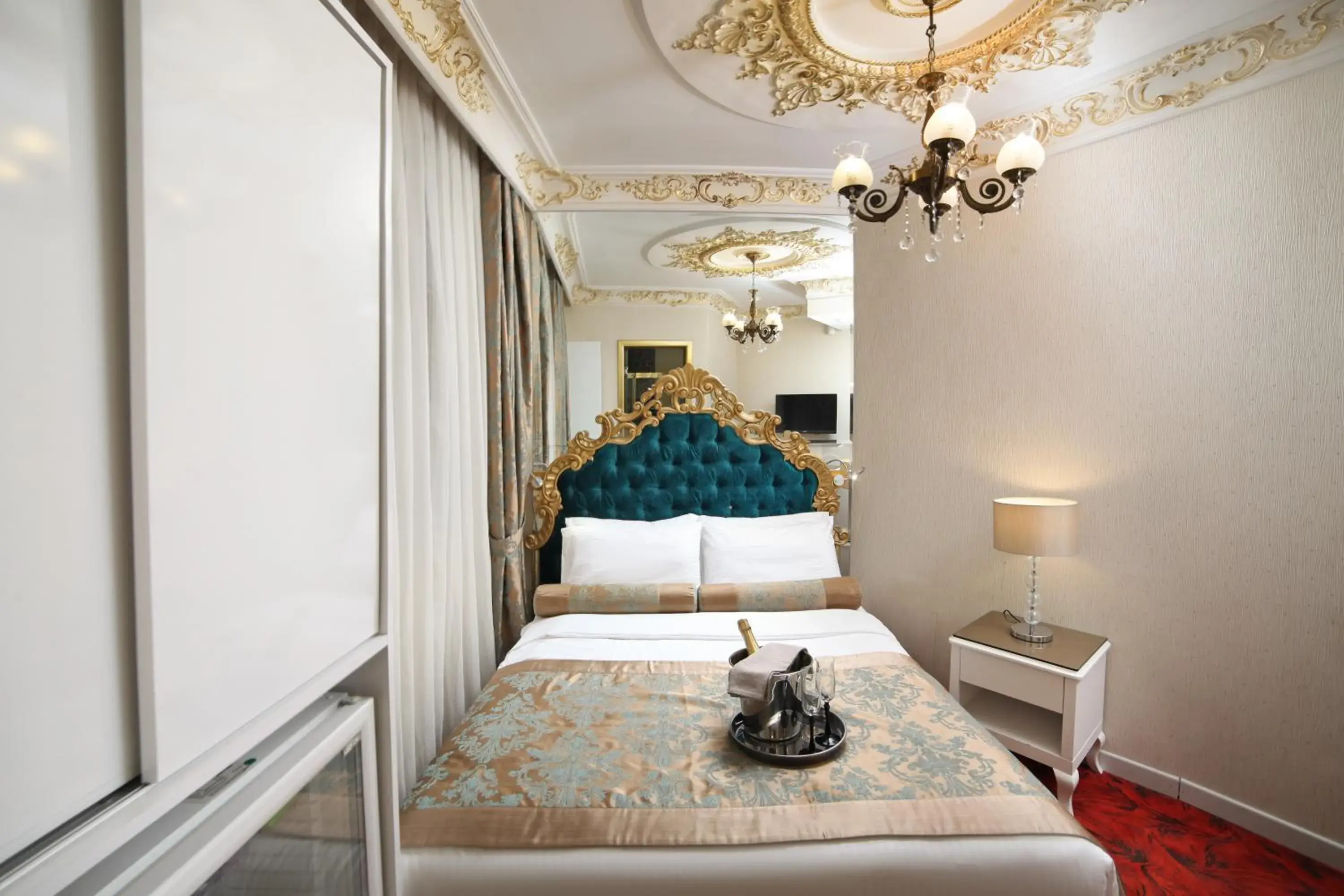 Photo of the whole room, Bed in White Monarch Hotel