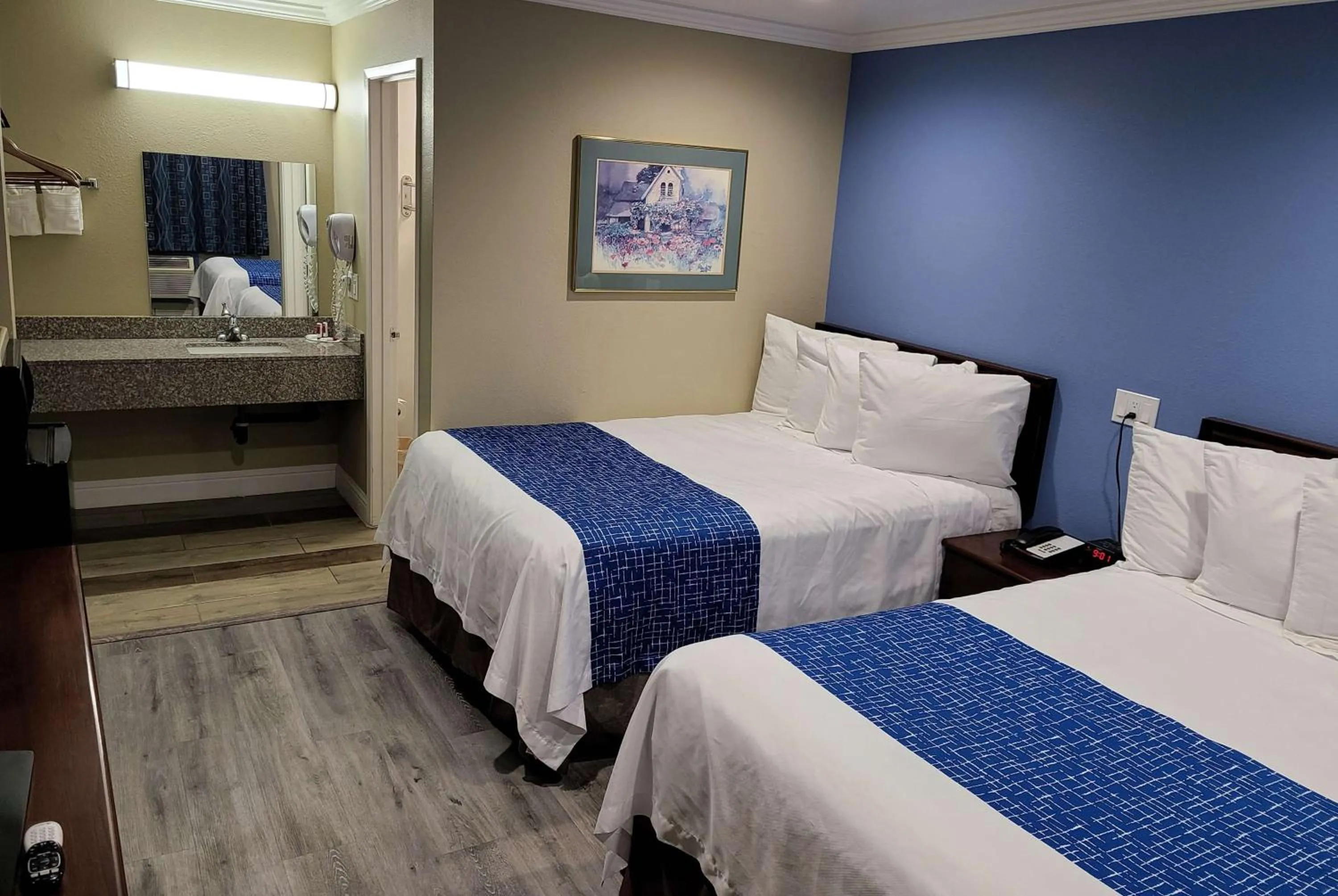Photo of the whole room, Bed in Travelodge by Wyndham Clearlake