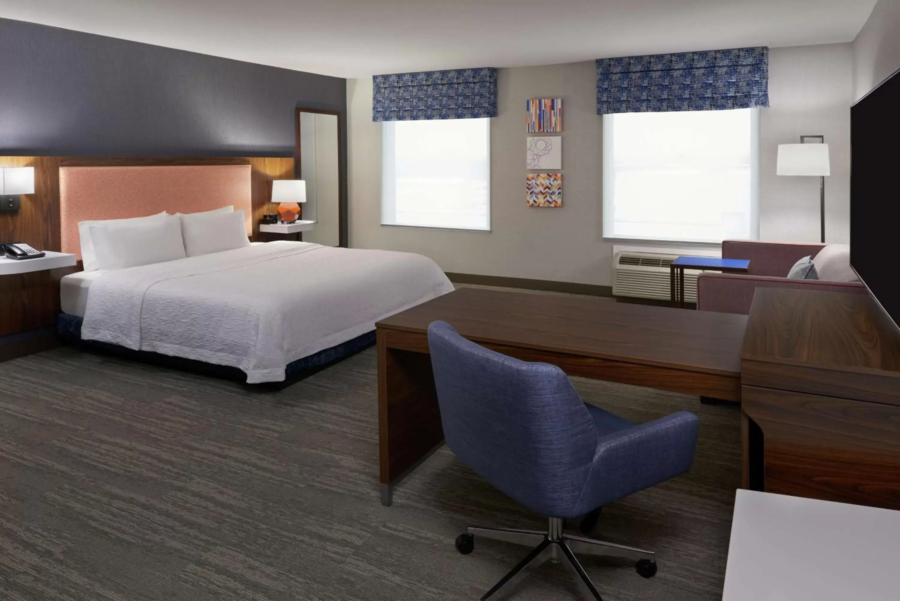 Bedroom in Hampton Inn & Suites Montreal-Dorval