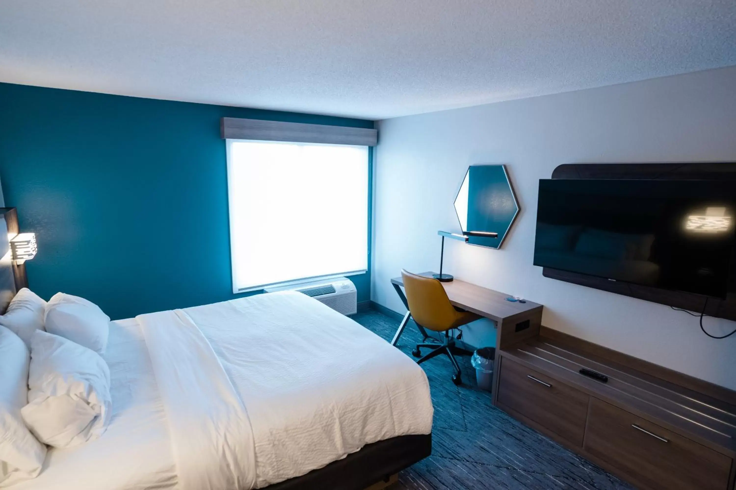 Photo of the whole room, Bed in Holiday Inn Express Hotel & Suites Knoxville-North-I-75 Exit 112, an IHG Hotel