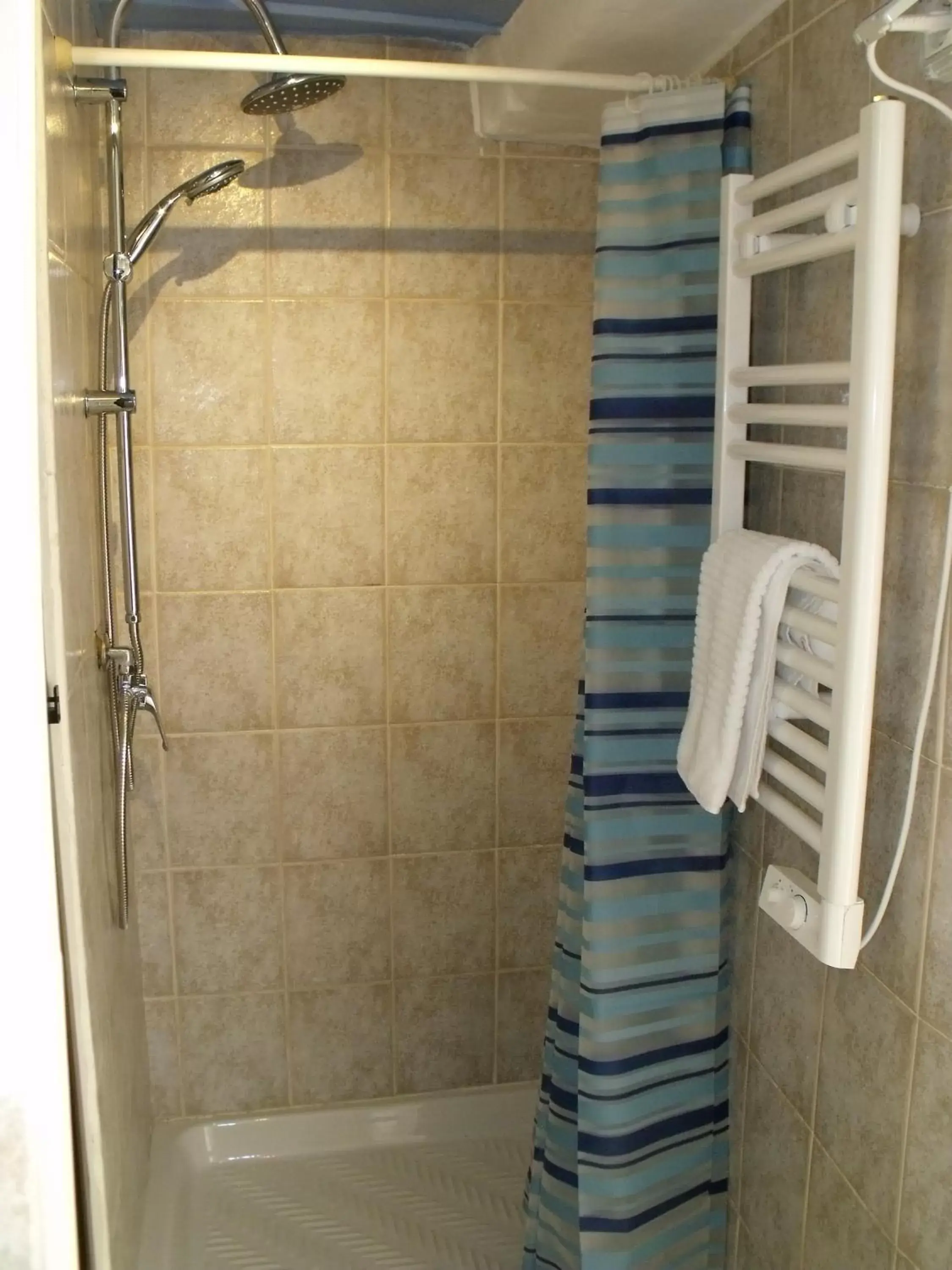 Shower, Bathroom in B&B Ventisei Scalini A Trastevere