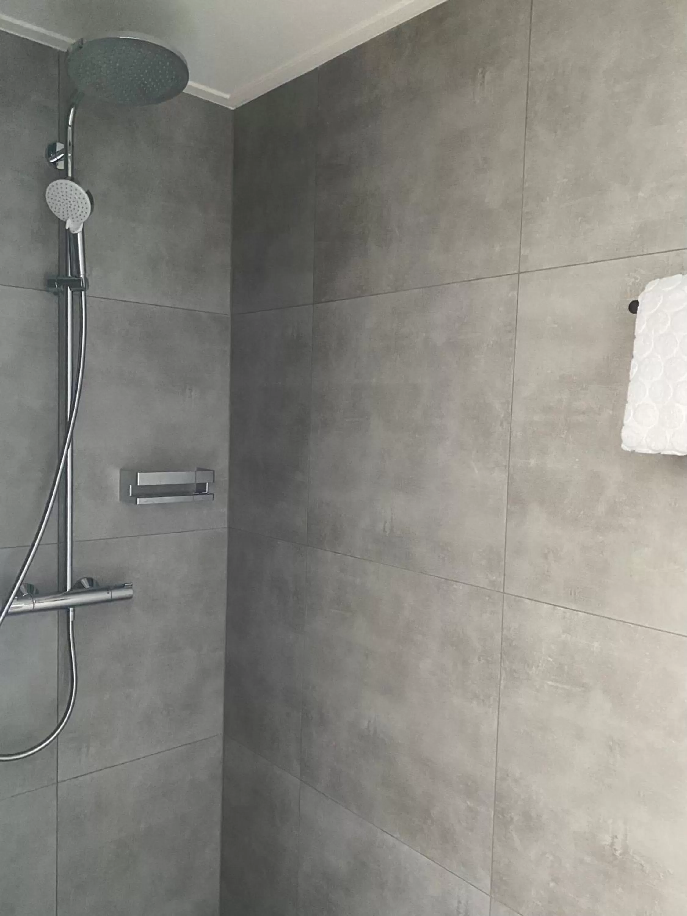 Shower in Snoozz Hotels Bolsward Boutique hotel zonder receptie met digitale sleutel