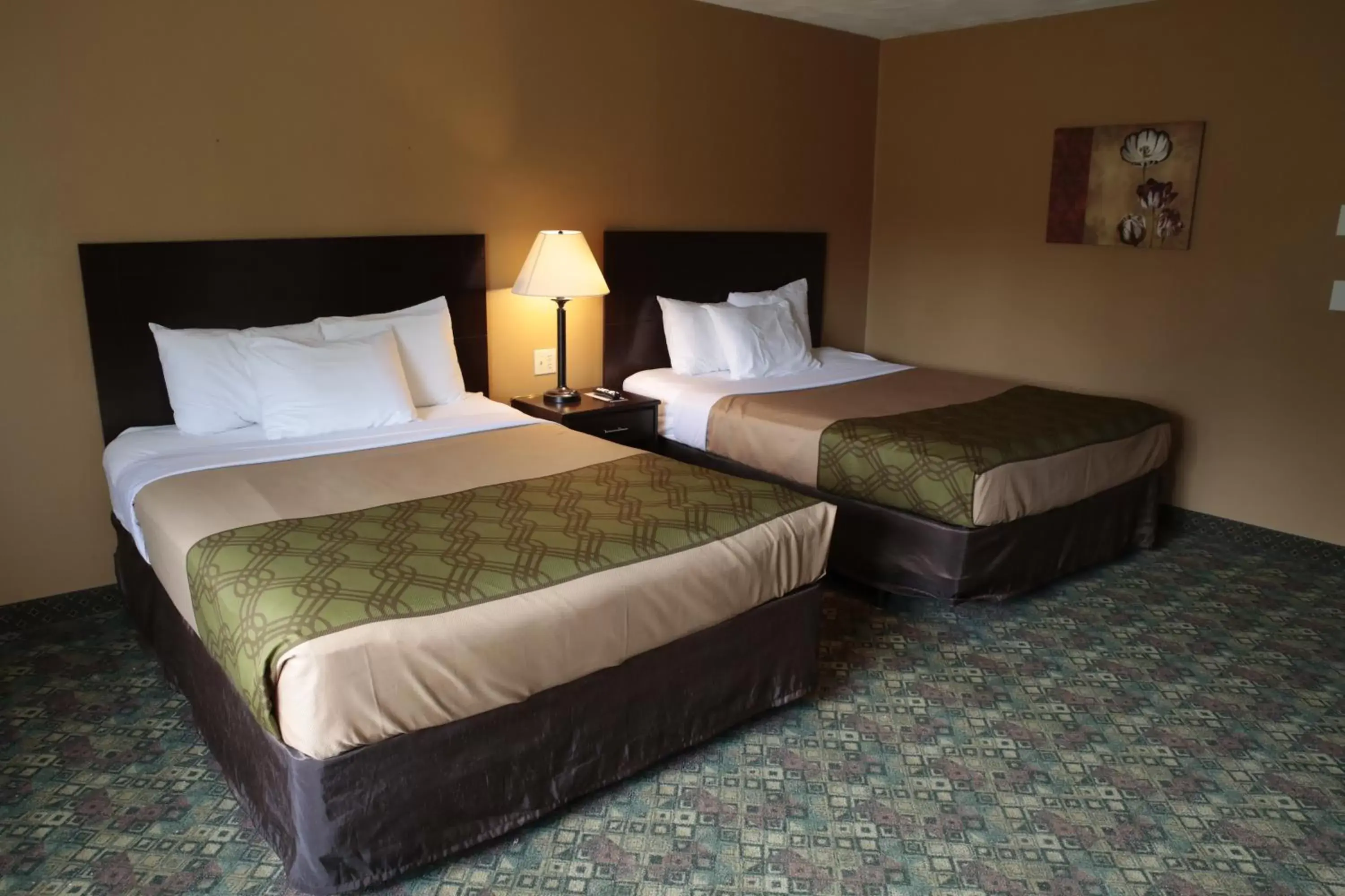 Bed in Econo Lodge Inn & Suites Munising Area