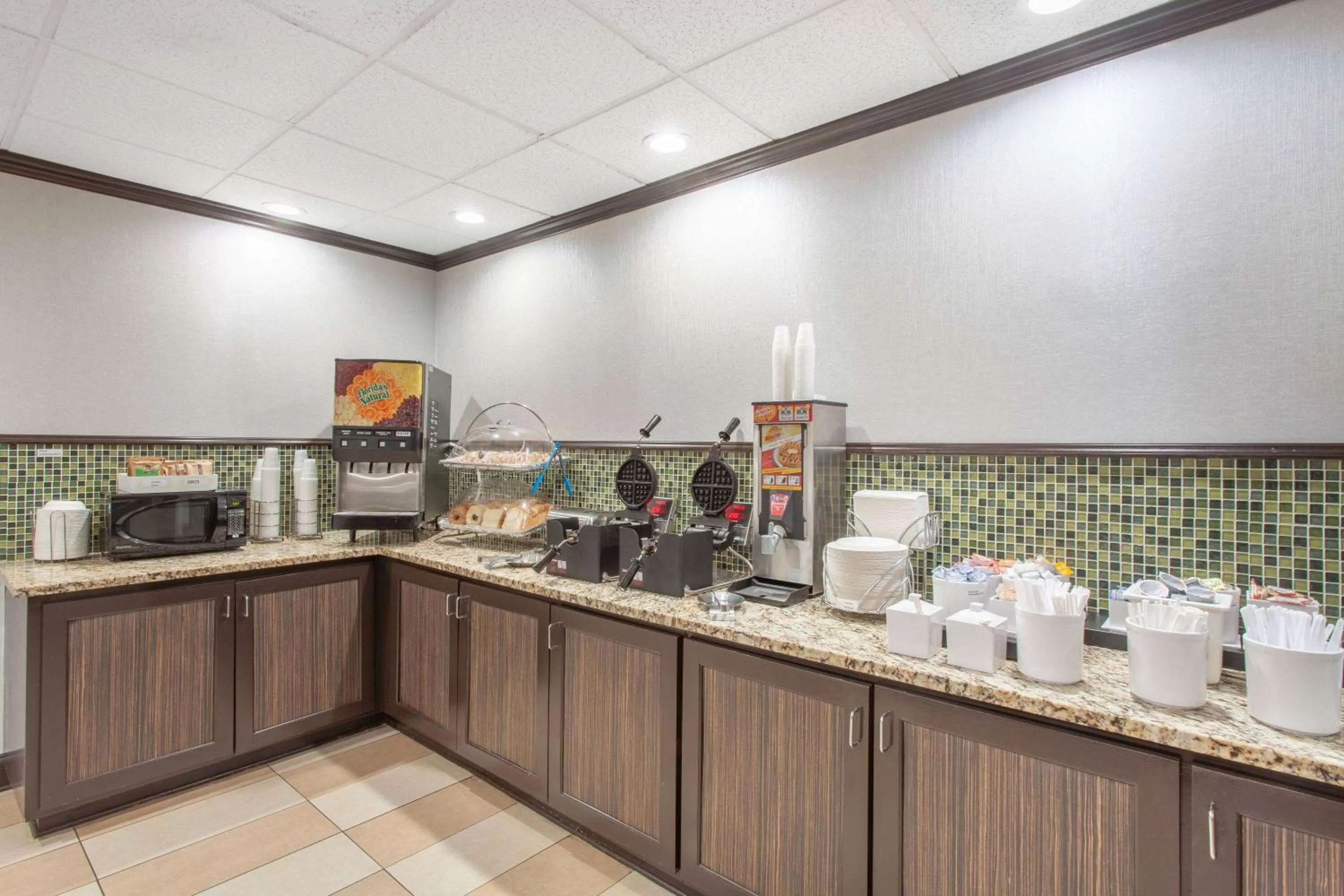 Breakfast in Wingate by Wyndham Charleston Coliseum