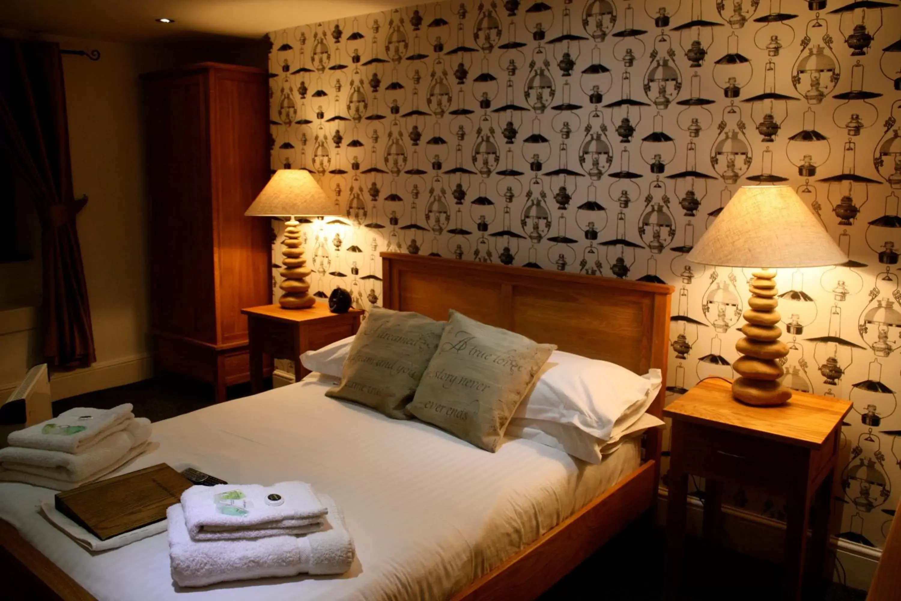 Photo of the whole room, Bed in The Golden Fleece Inn