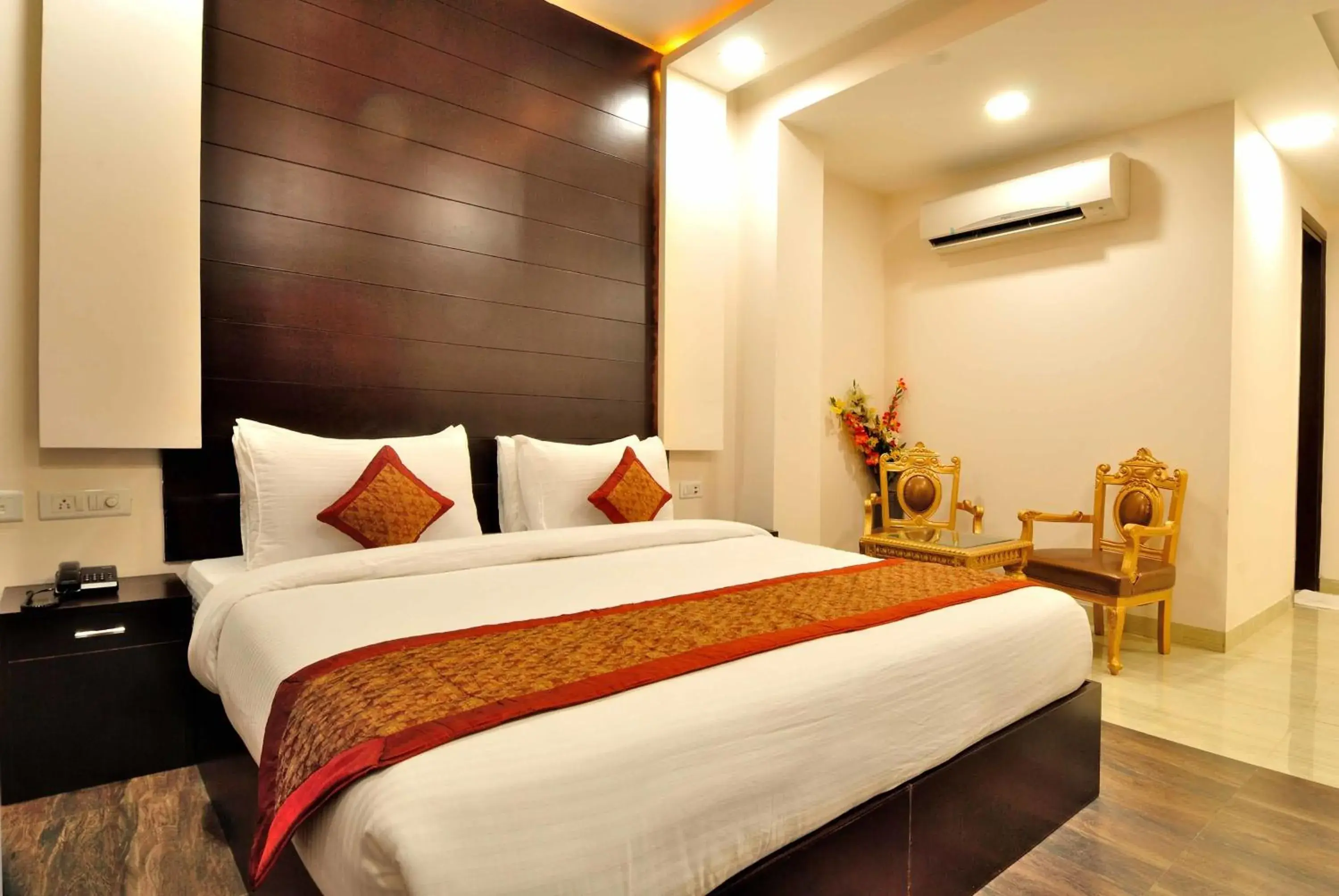 Bedroom, Bed in Hotel Kings Inn, Karol Bagh, New Delhi