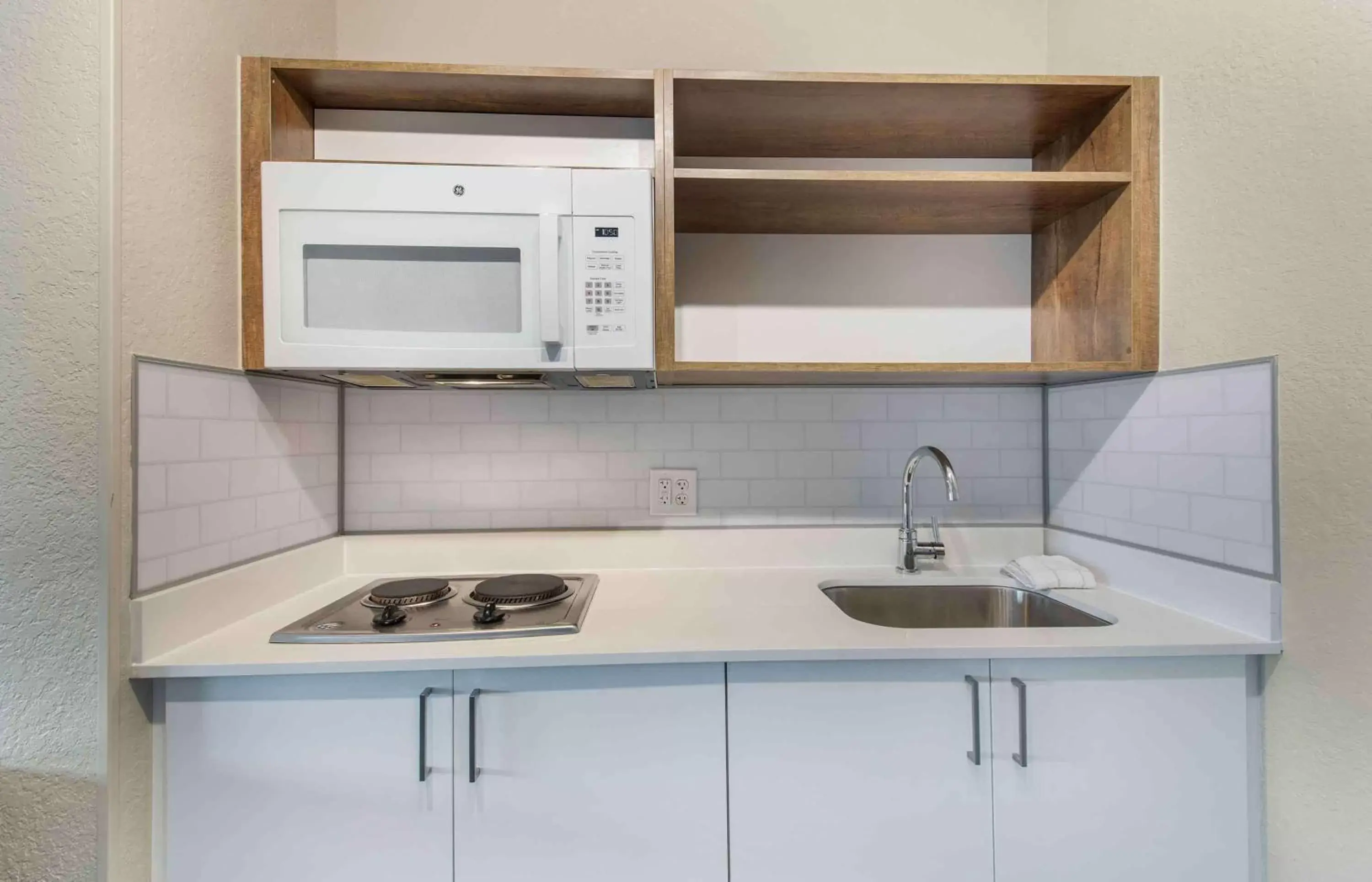 Bedroom, Kitchen/Kitchenette in Extended Stay America Premier Suites - Miami - Airport - Doral - 25th Street