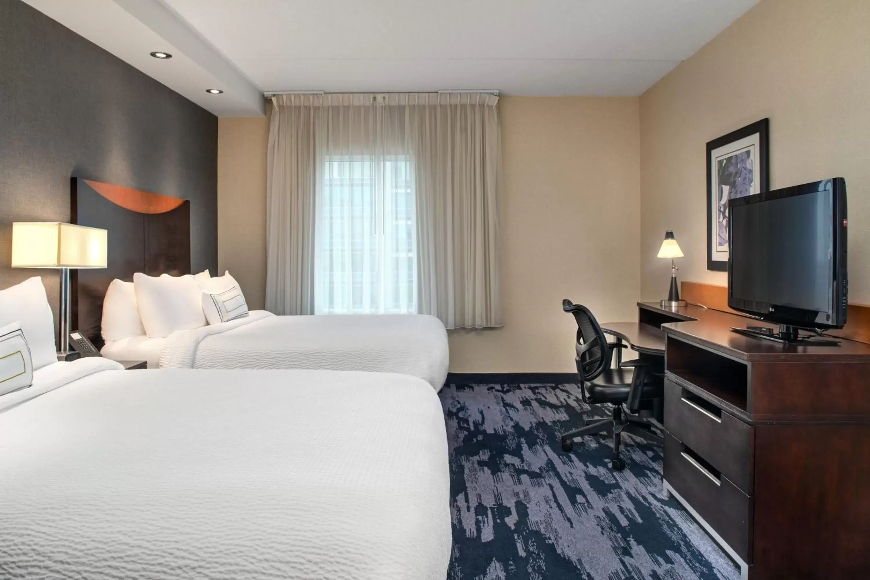 Photo of the whole room, Bed in Fairfield Inn & Suites by Marriott Toronto Mississauga
