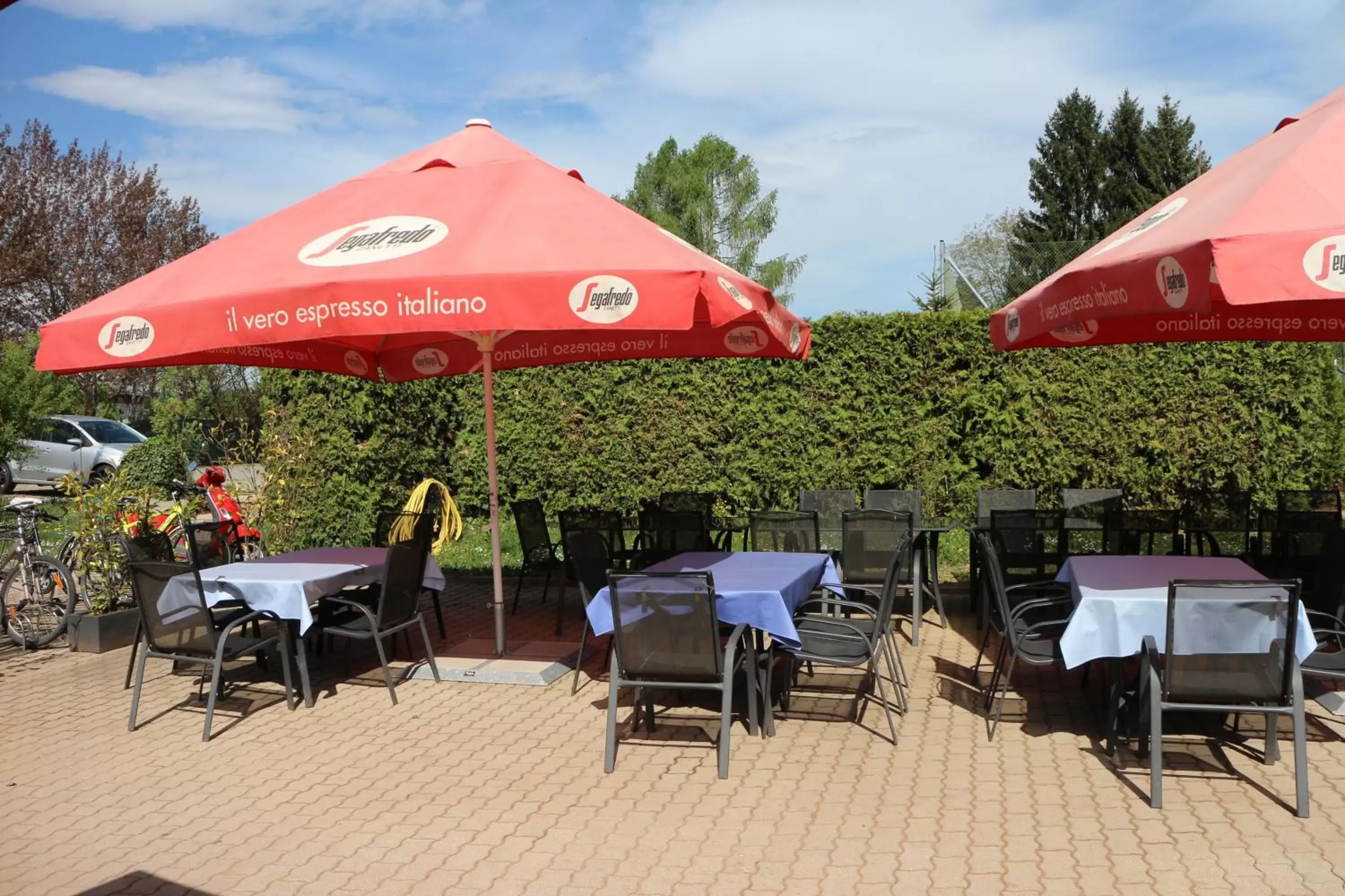 Patio, Restaurant/Places to Eat in CenterCourt Hotel