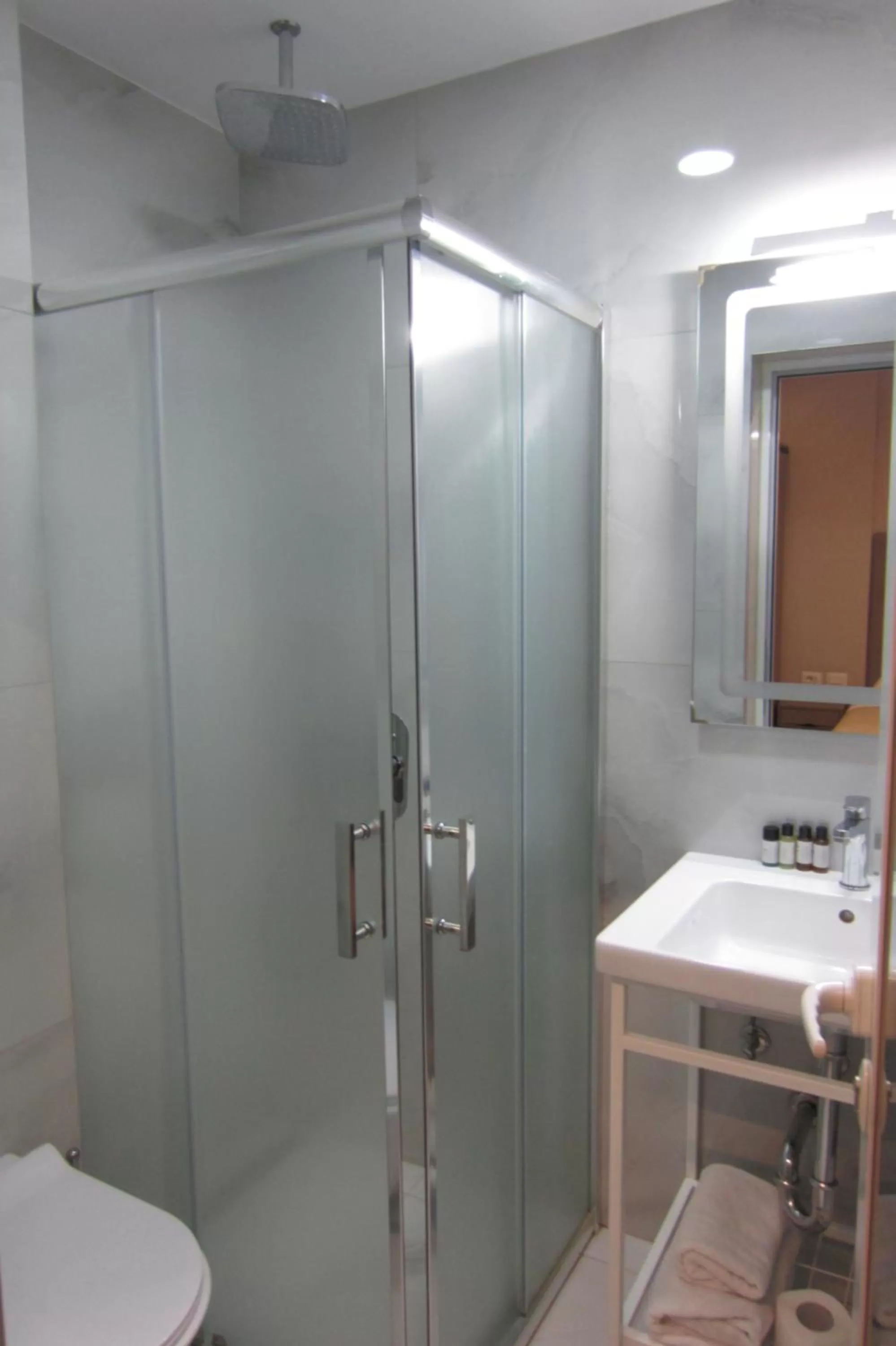 Bathroom in Freddy's Hotel