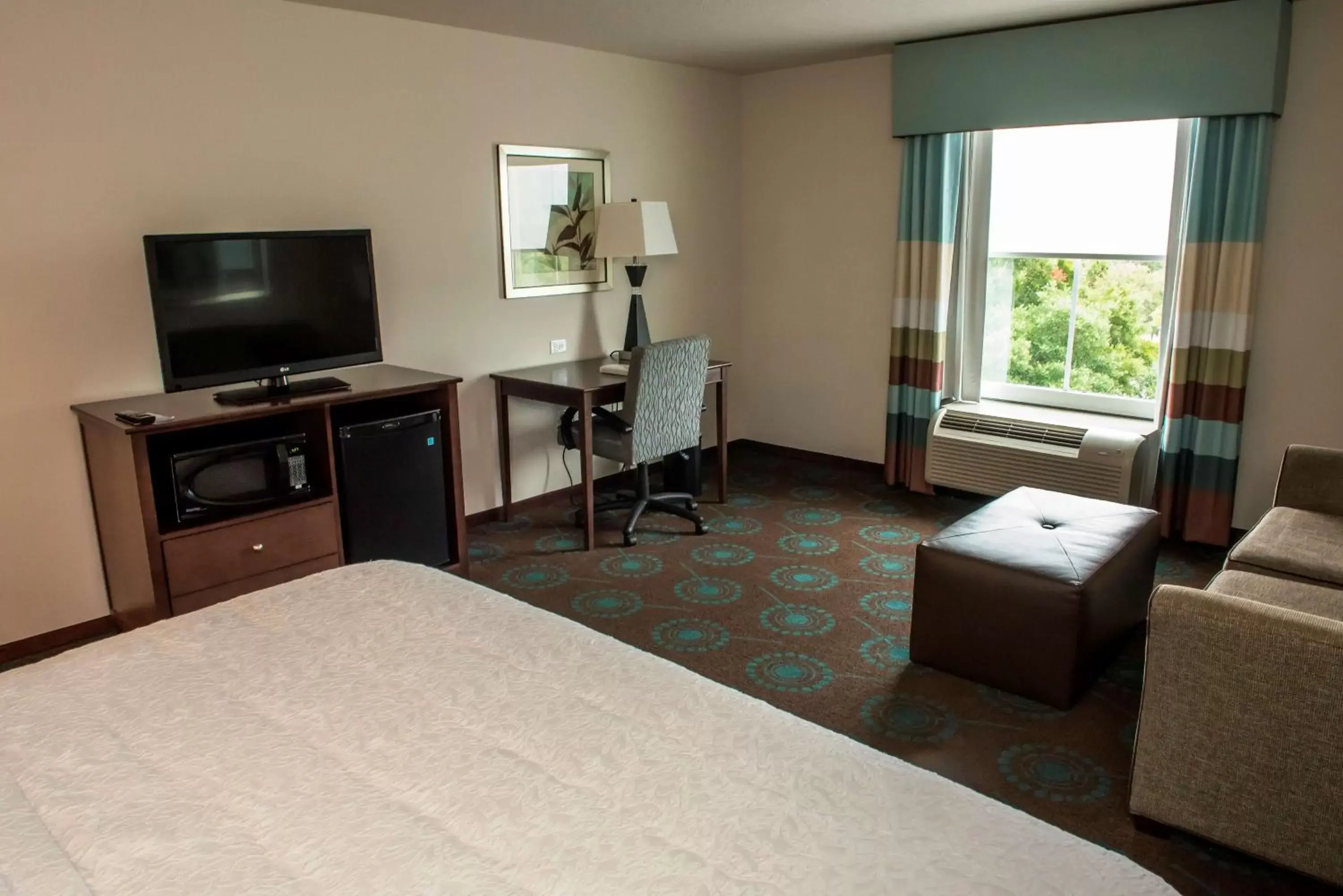 Bedroom, TV/Entertainment Center in Hampton Inn & Suites Orlando North Altamonte Springs