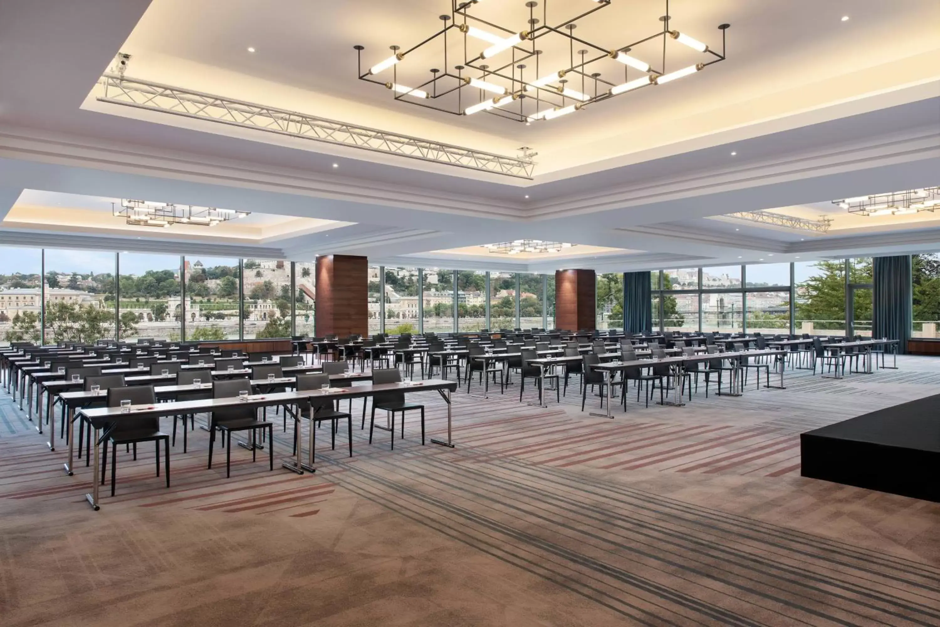 Meeting/conference room, Restaurant/Places to Eat in Budapest Marriott Hotel