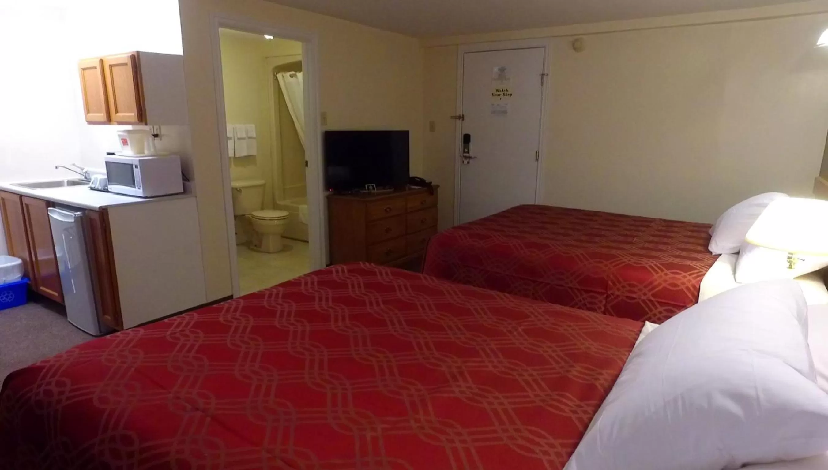 Bed in Econo Lodge Inn & Suites