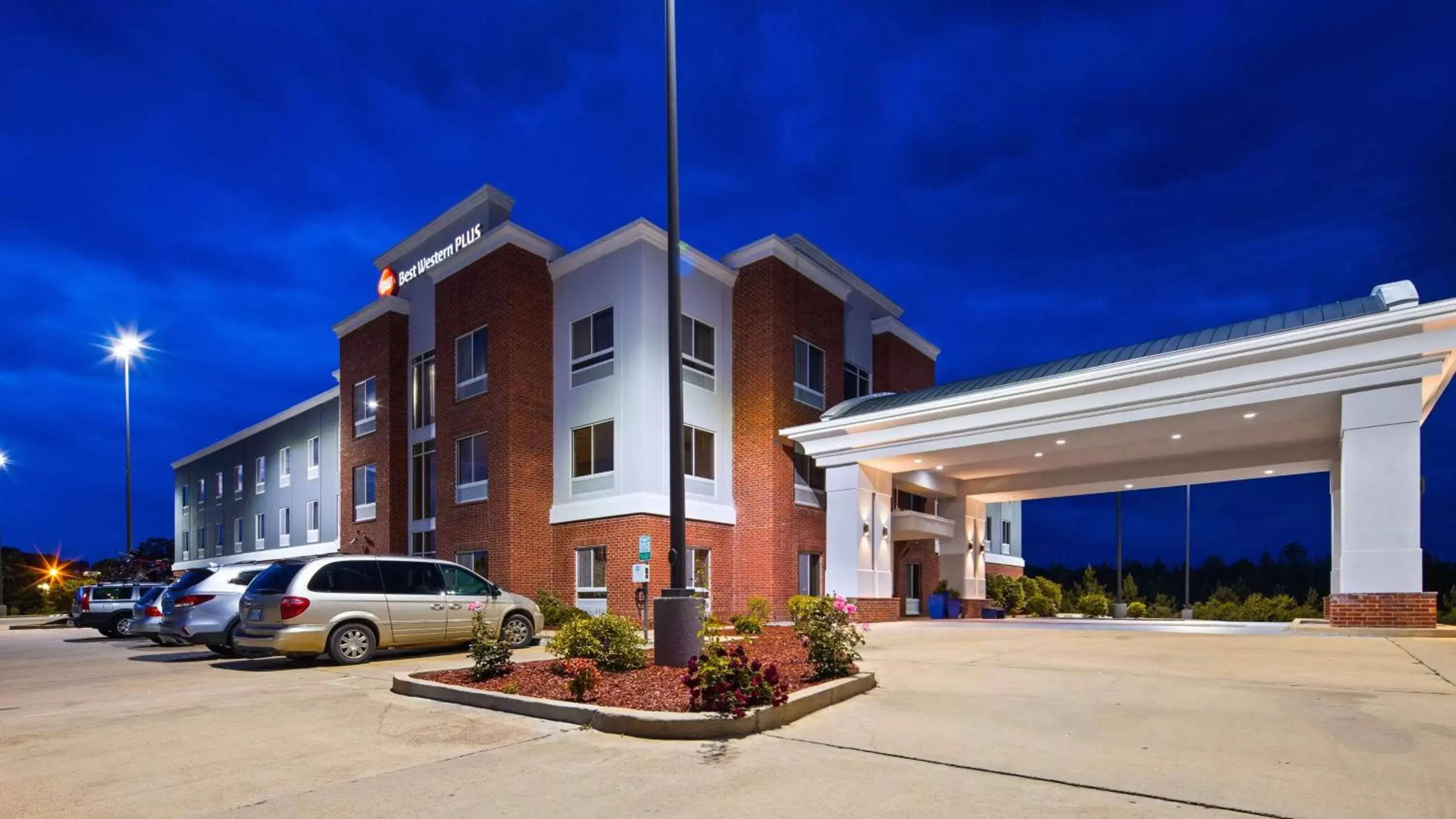 Property Building in Best Western Plus Philadelphia-Choctaw Hotel and Suites