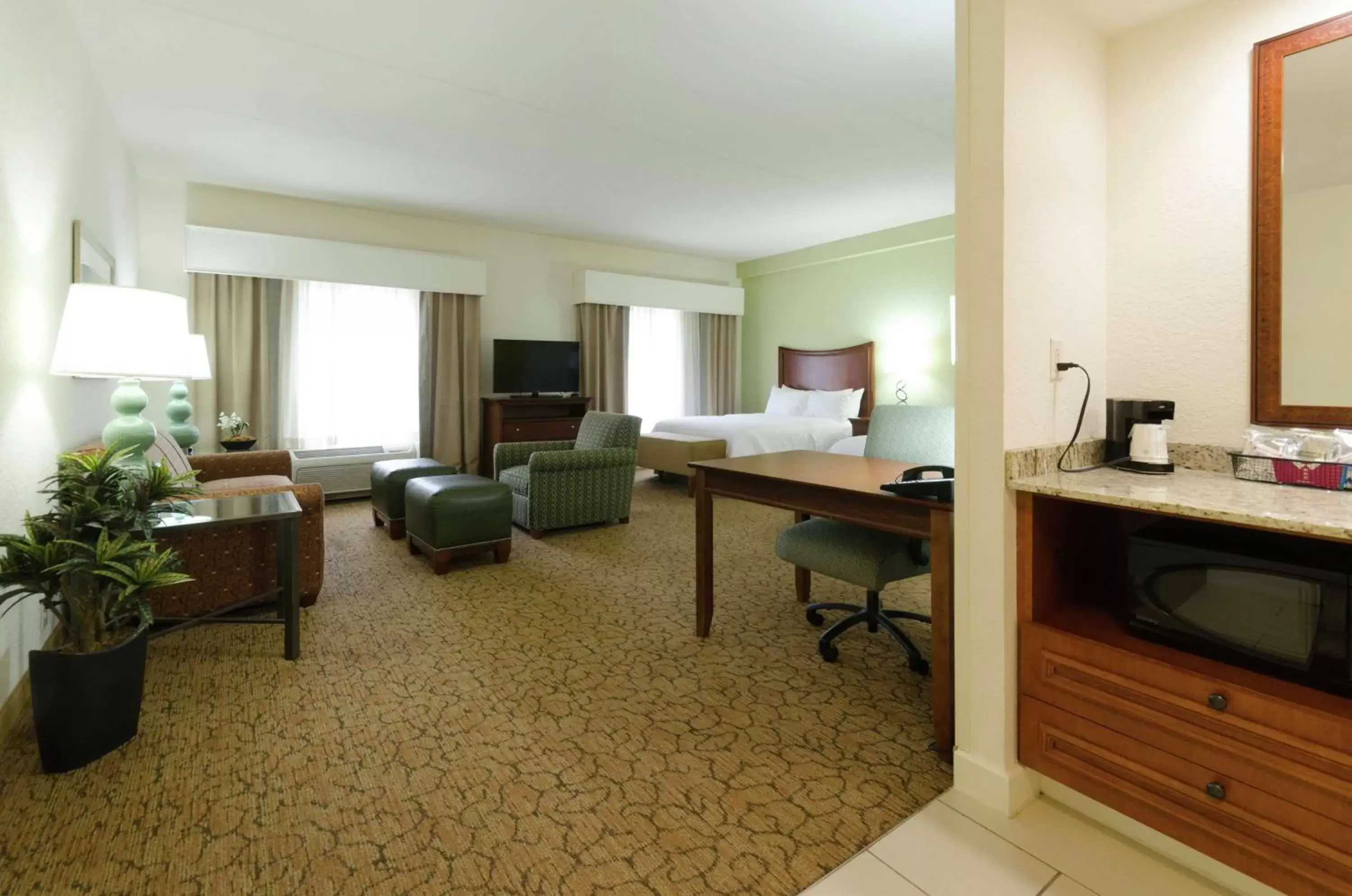 Bedroom, TV/Entertainment Center in Hampton Inn Hickory