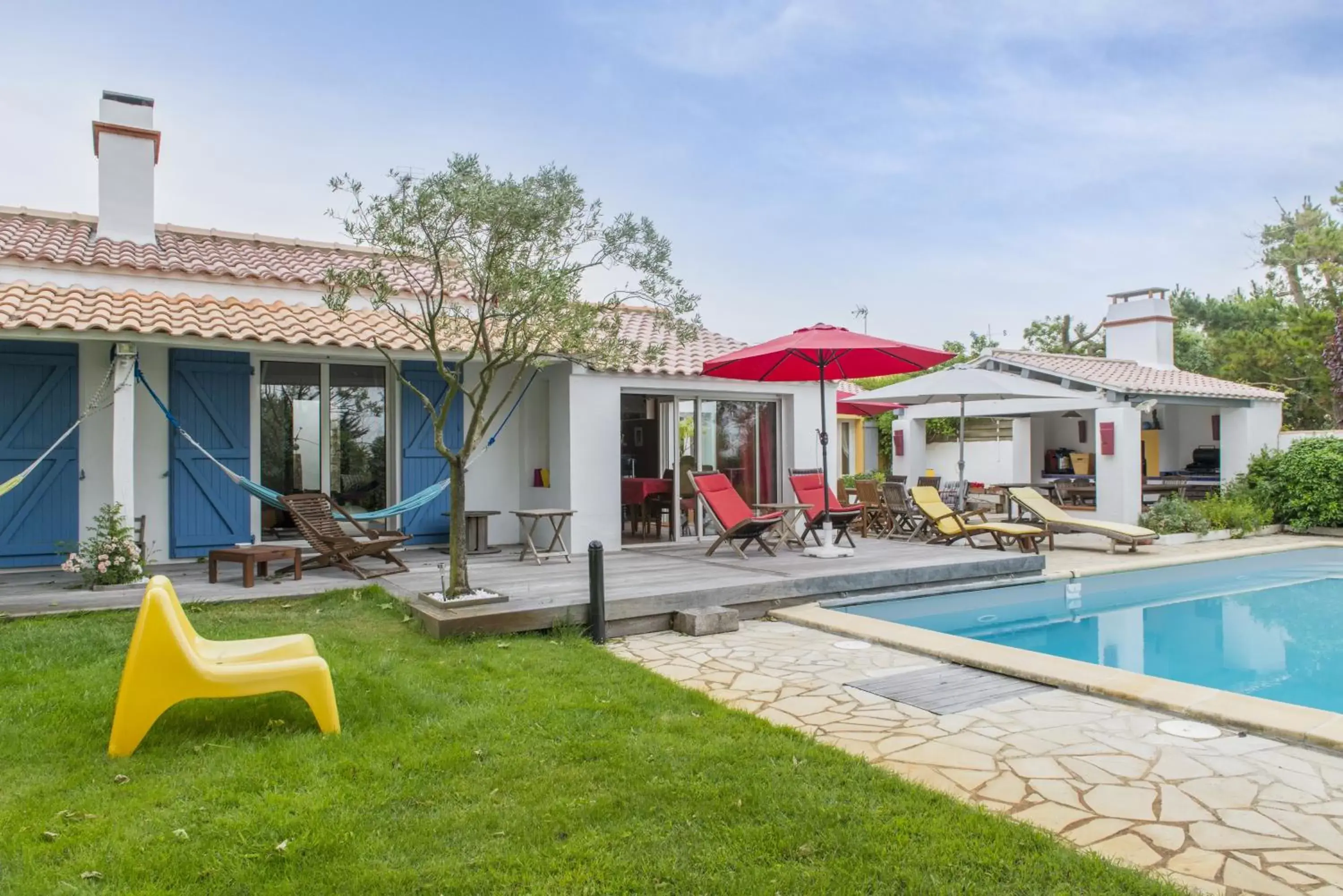 Patio, Swimming Pool in Les Yeux Bleus Bed & Breakfast