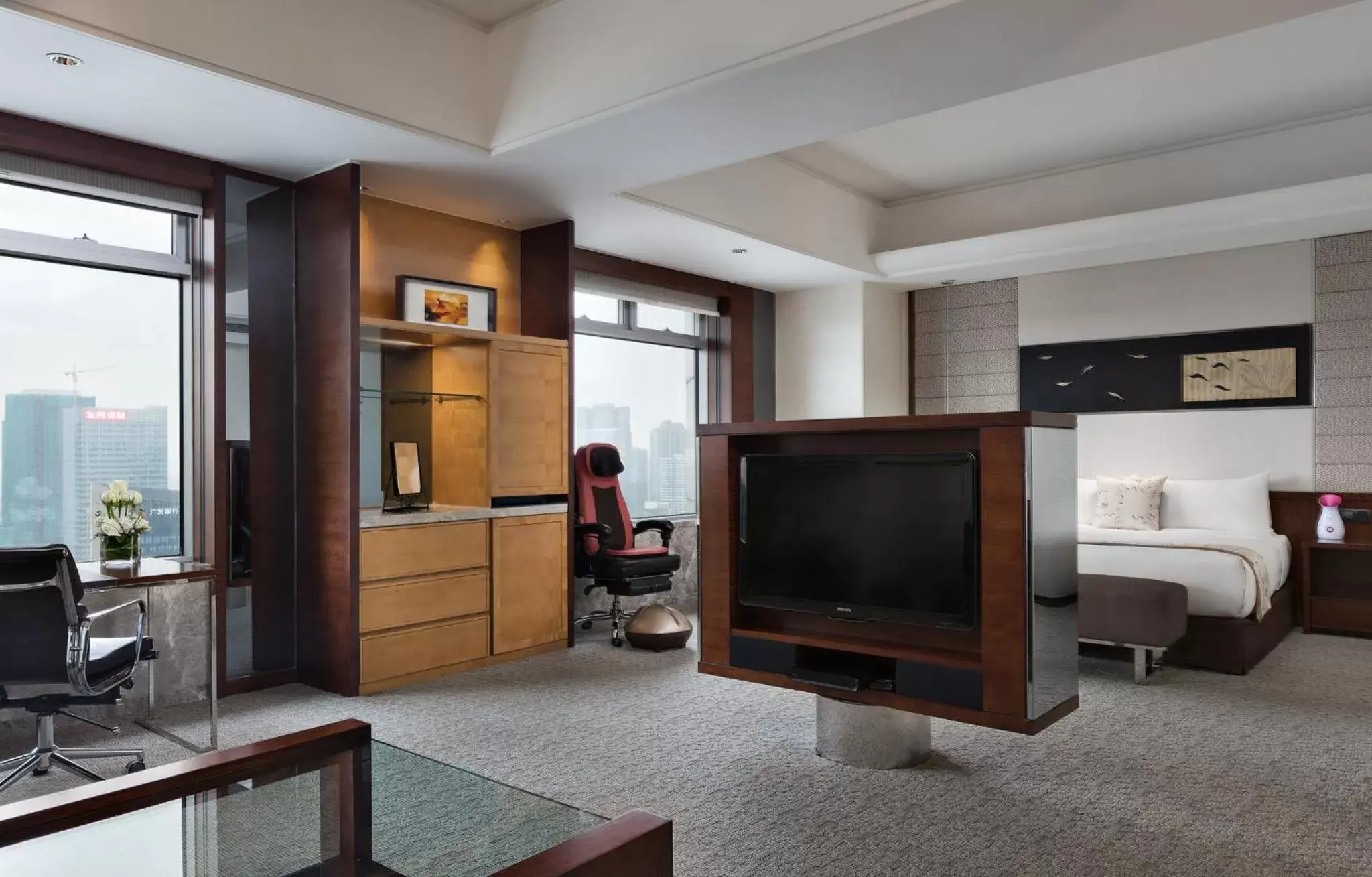 Photo of the whole room, TV/Entertainment Center in InterContinental Foshan, an IHG Hotel