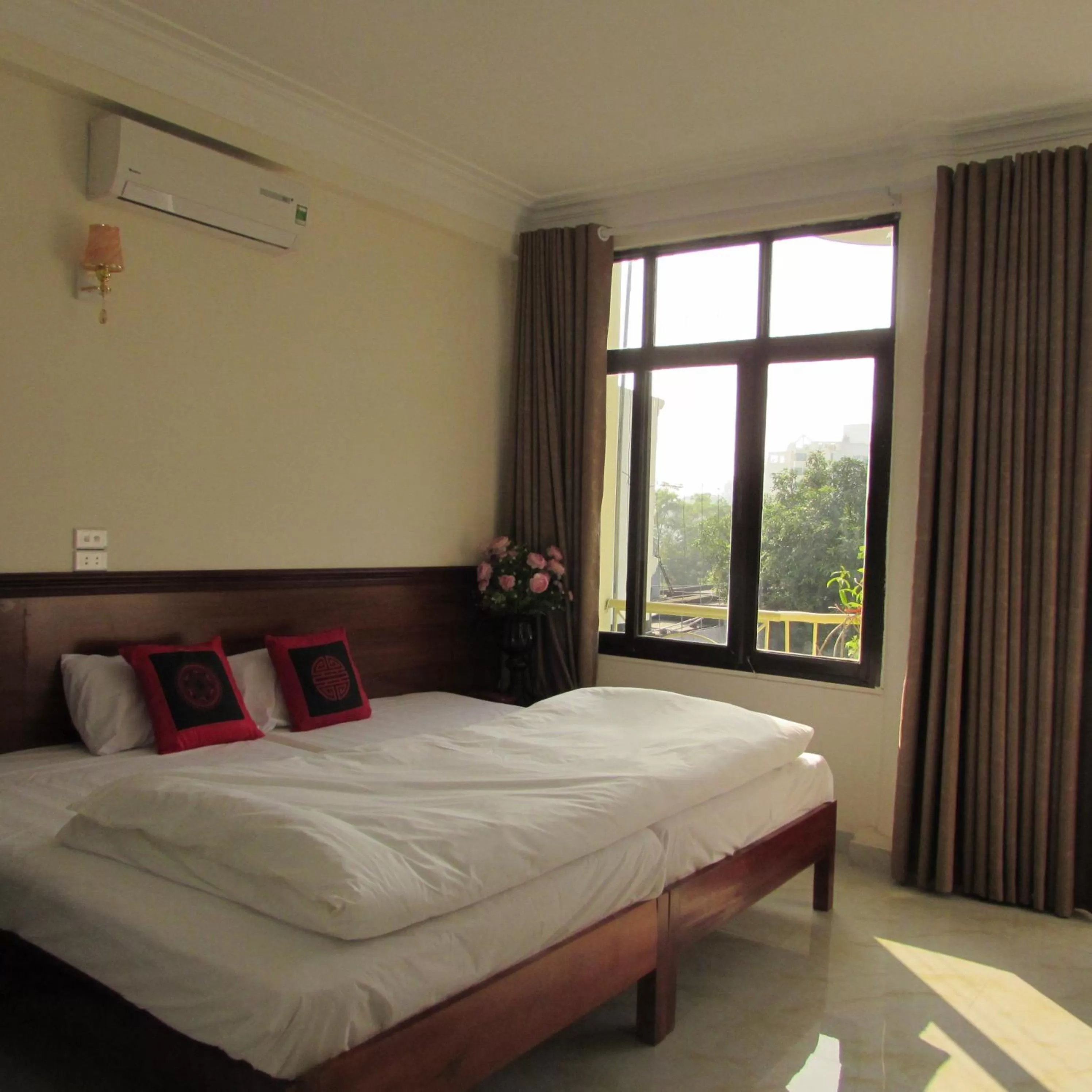 Bedroom, Bed in Viet Nhat Halong Hotel - Bai Chay