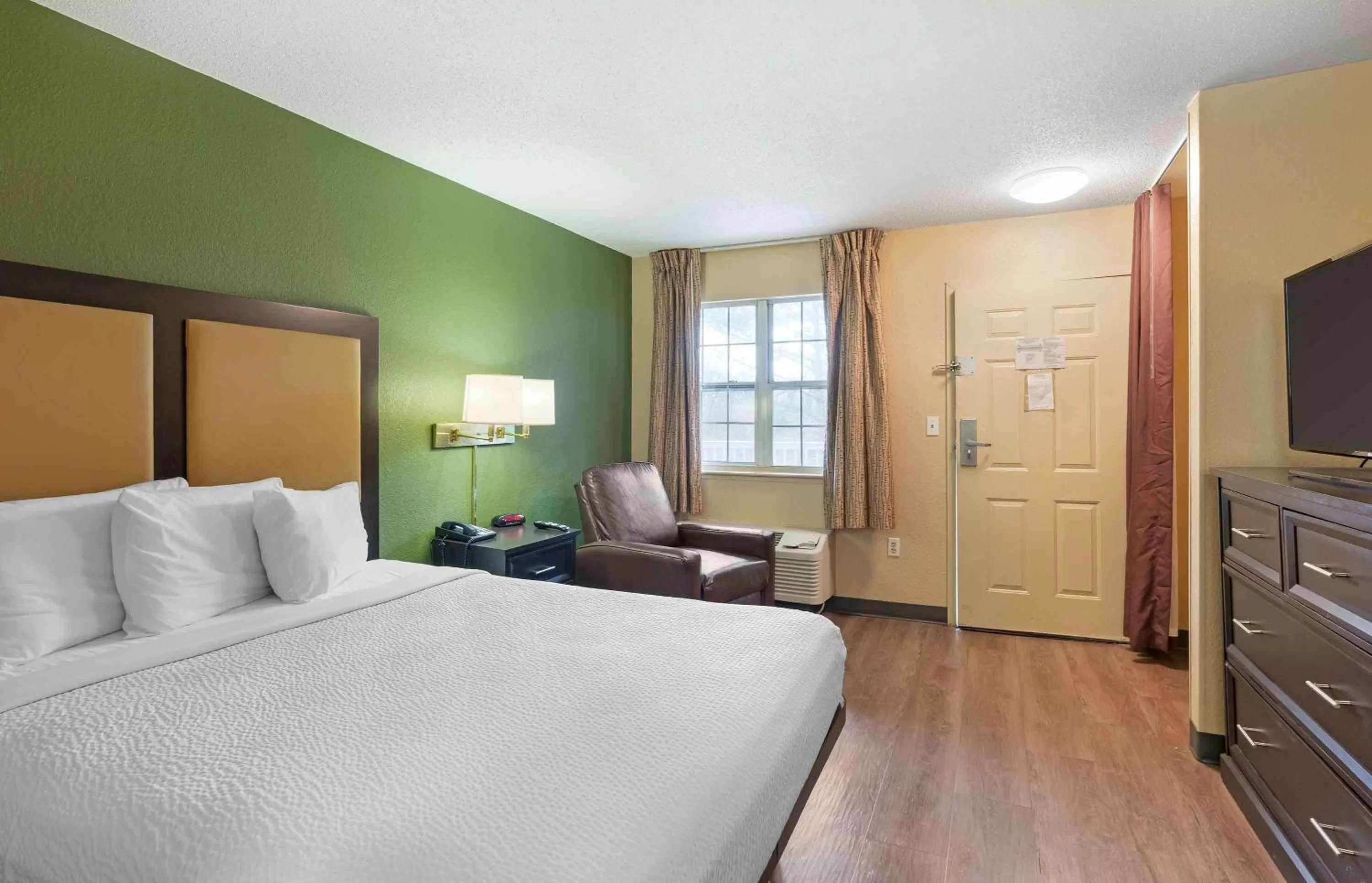 Bedroom, Bed in Extended Stay America Select Suites - Newport News - Oyster Point