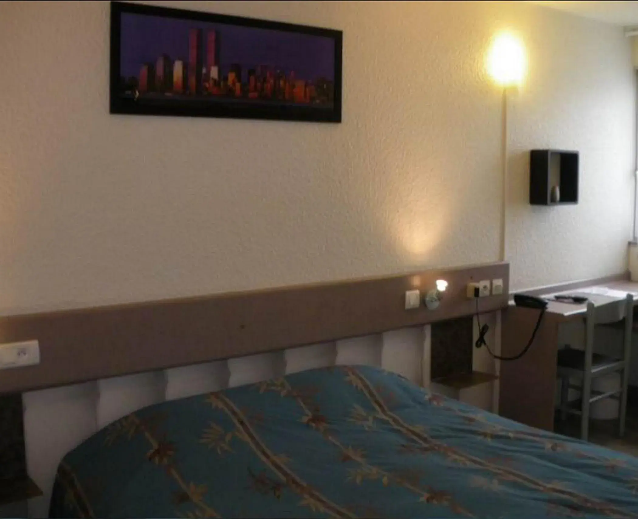 Photo of the whole room, Bed in Contact Hôtel Come Inn