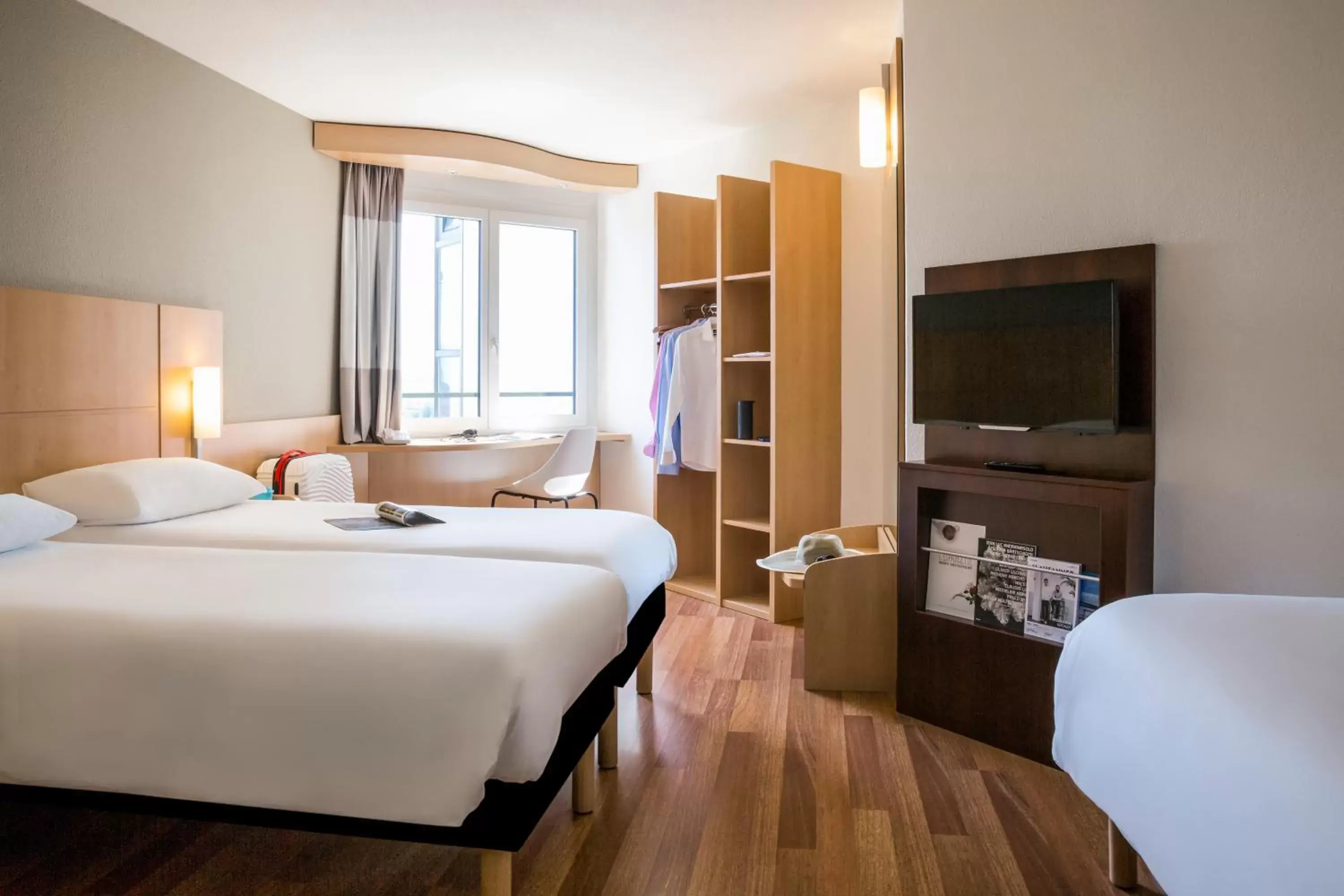 Bedroom, TV/Entertainment Center in ibis Lausanne Crissier