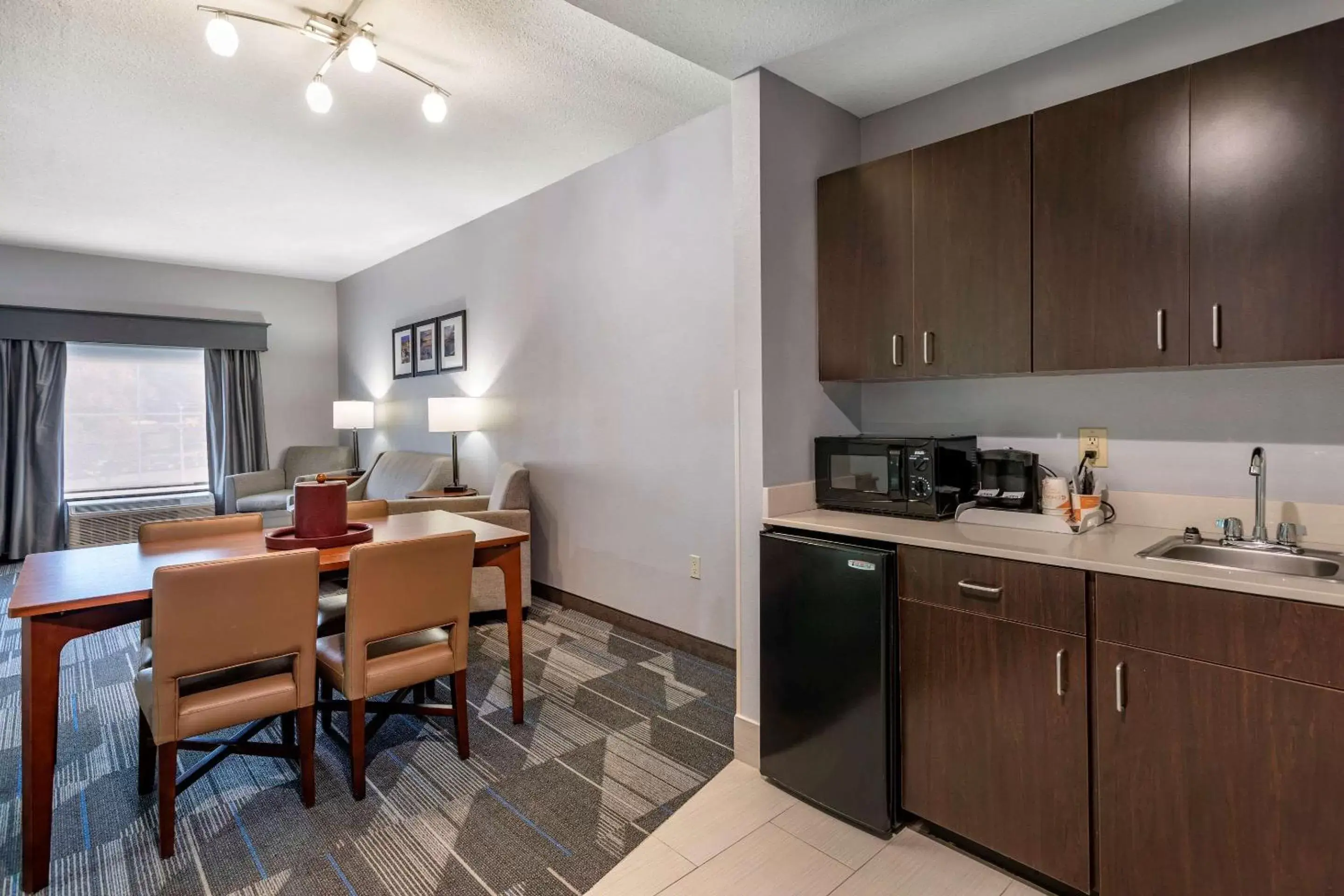 Photo of the whole room, Kitchen/Kitchenette in Comfort Suites Olive Branch