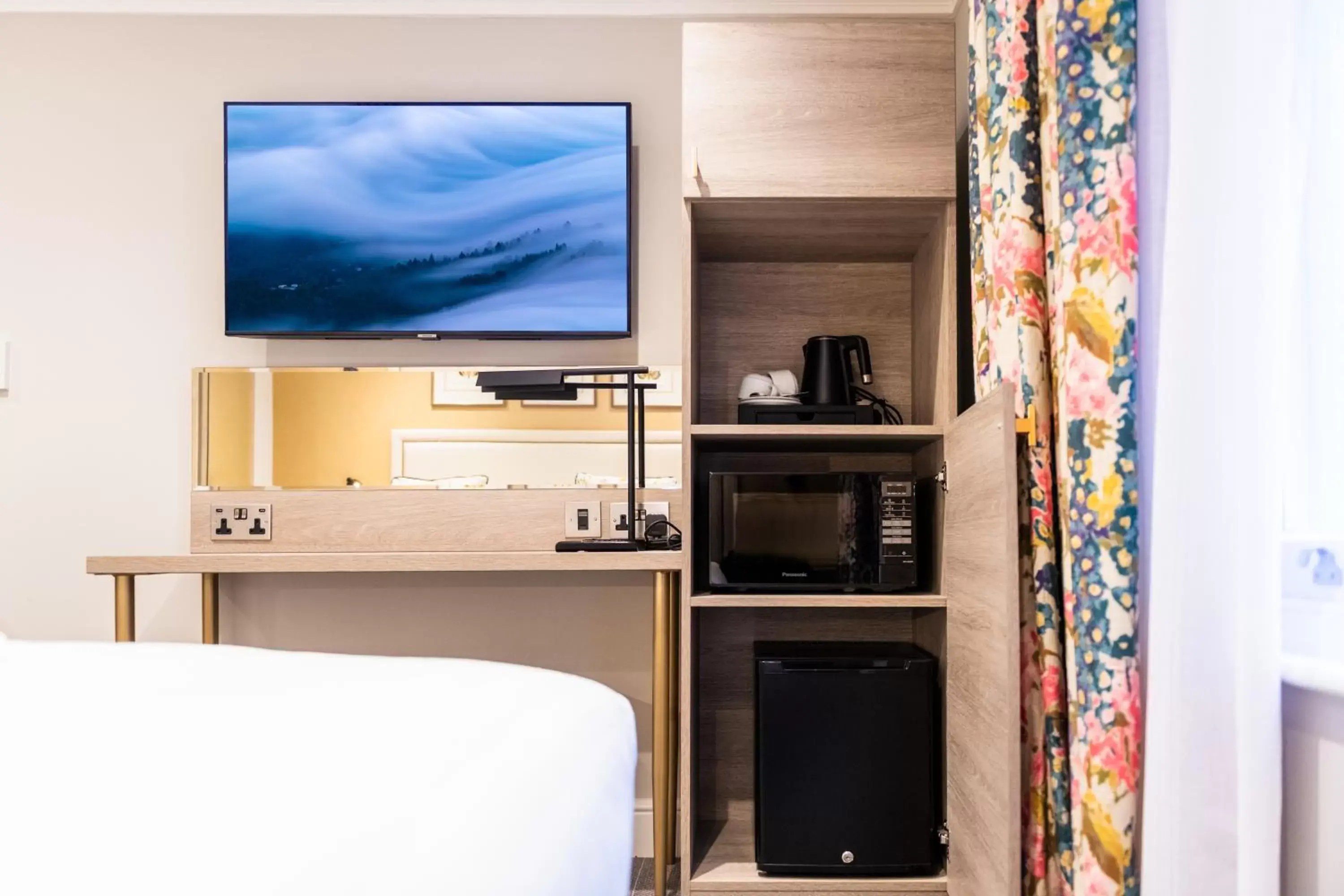 TV and multimedia, TV/Entertainment Center in Byron Hotel