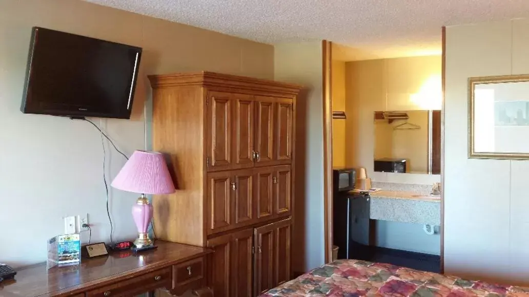 Photo of the whole room, TV/Entertainment Center in Carefree Inn Flatonia