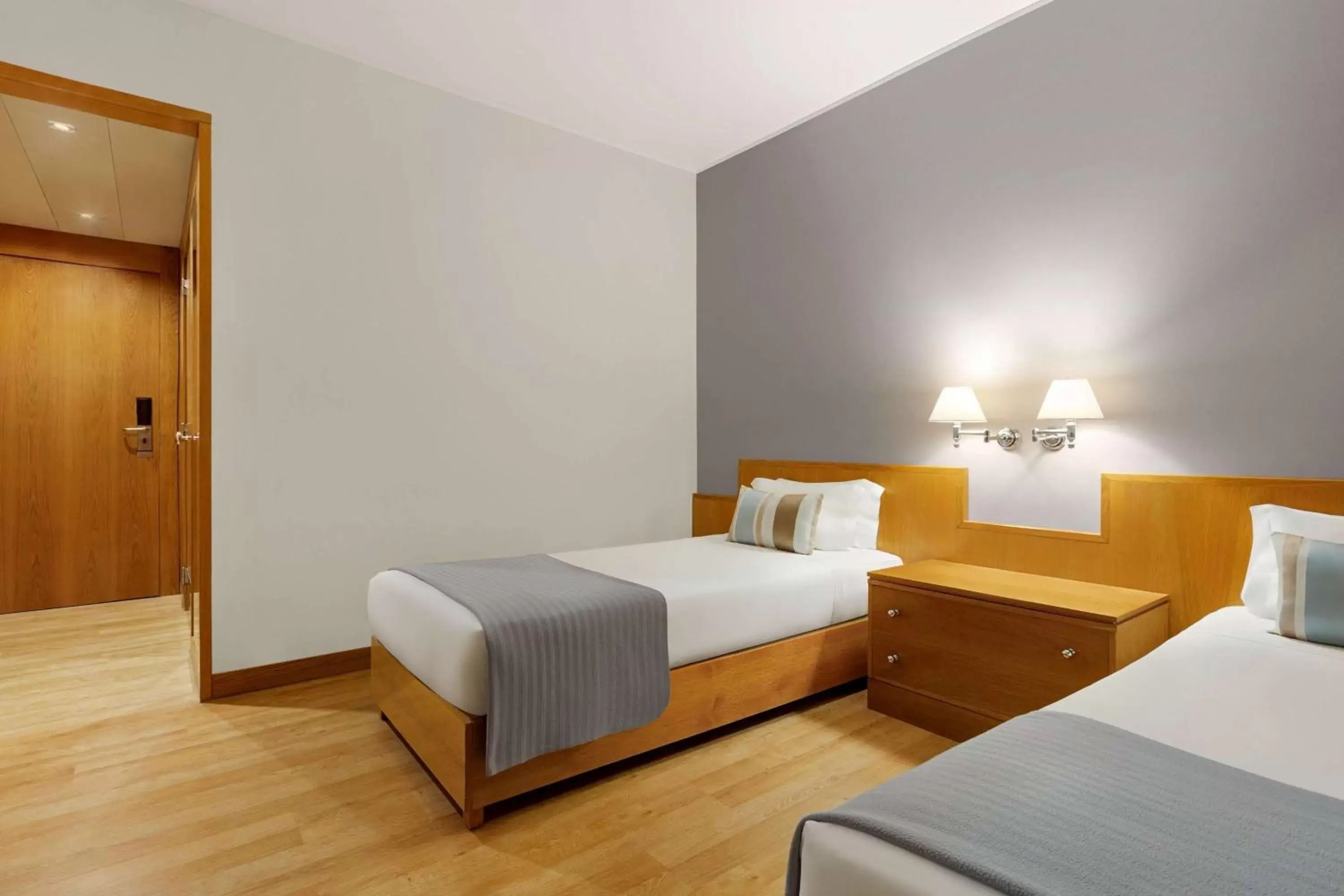 Photo of the whole room, Bed in TRYP by Wyndham Montijo Parque Hotel