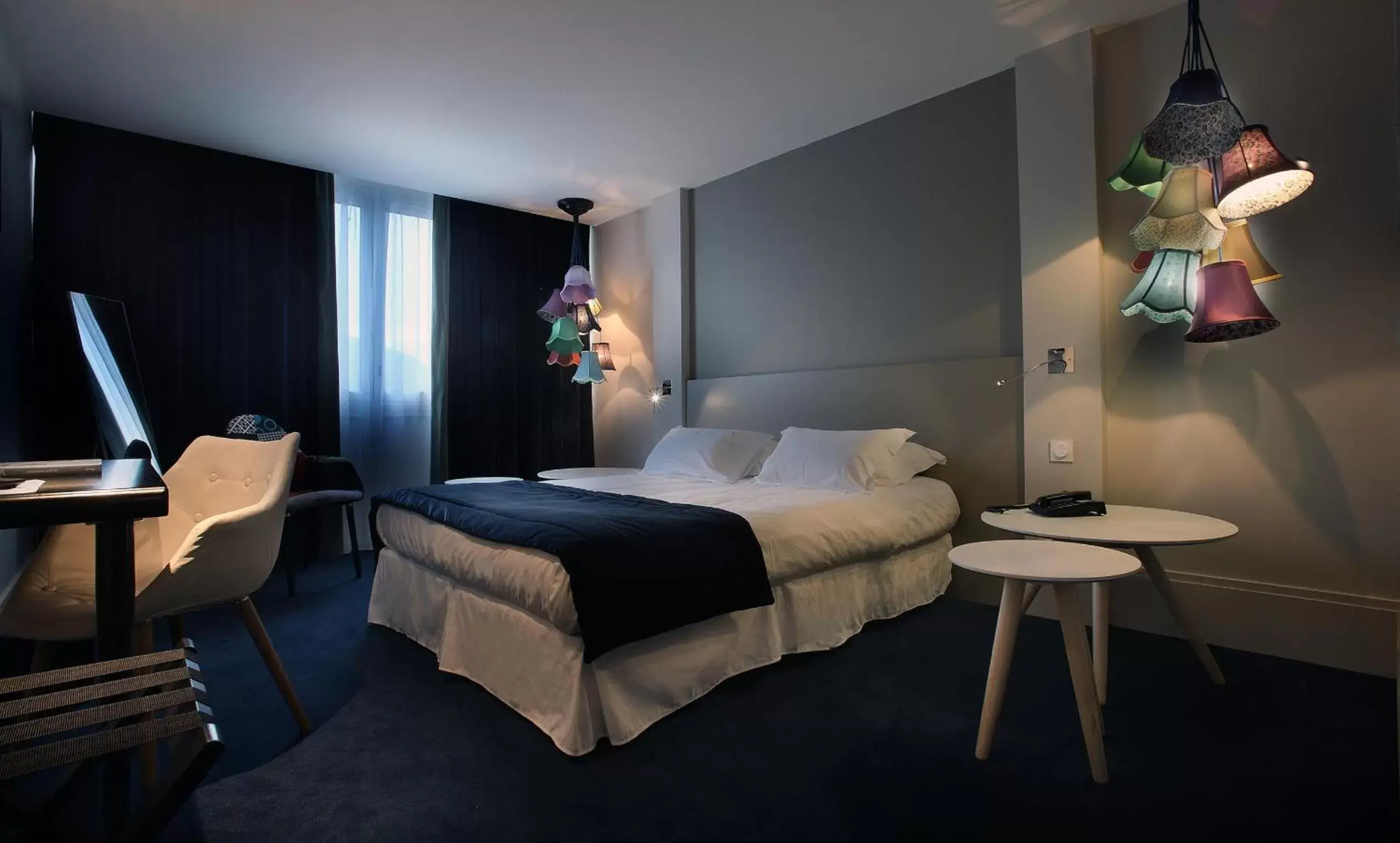 Bedroom, Bed in Hotel le Cinq Hyper - Centre