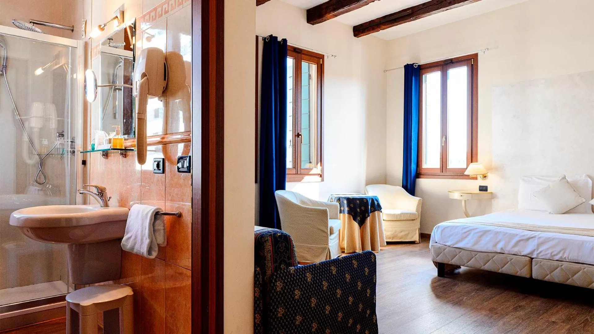 Photo of the whole room, Bed in Cà Doge