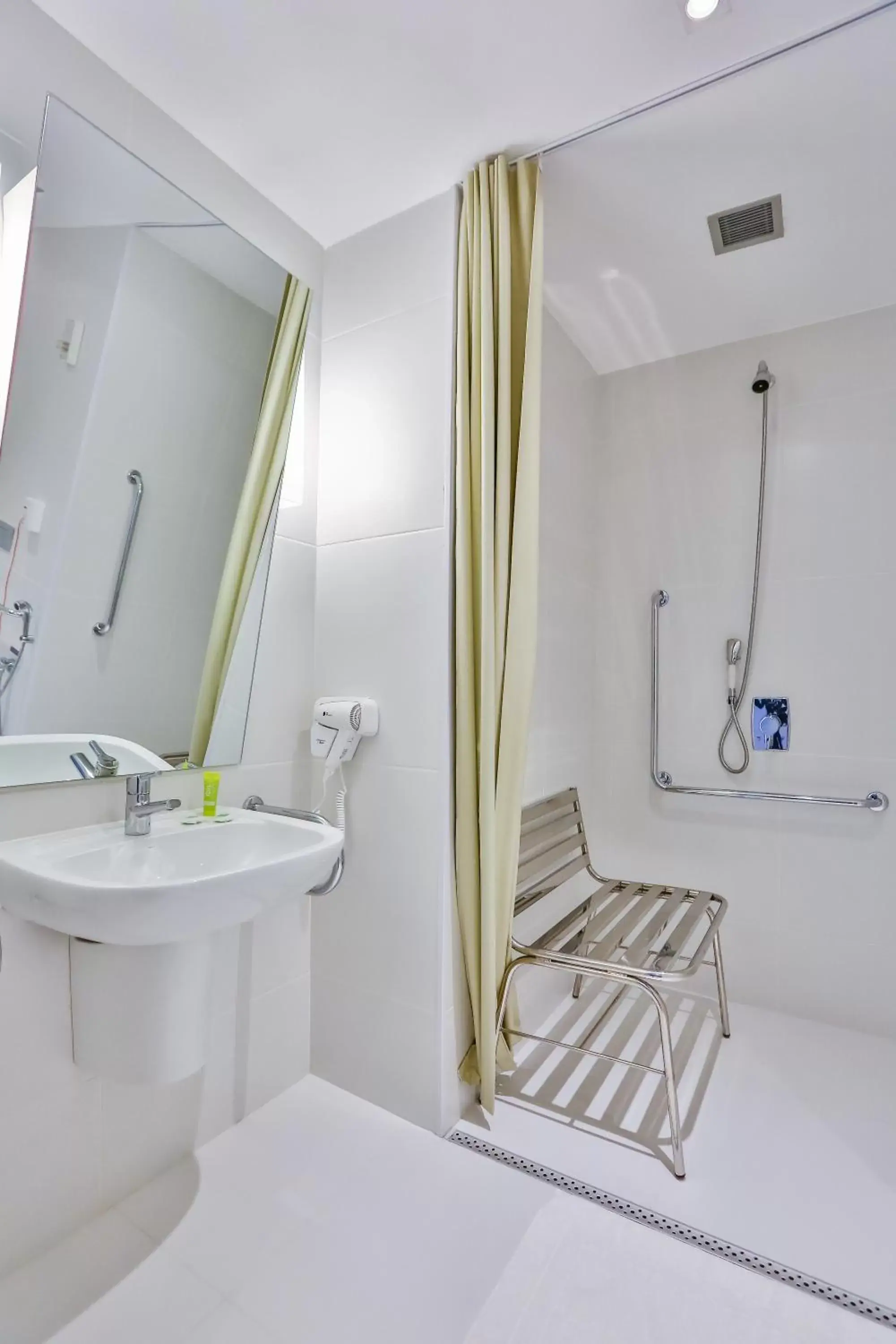 Bathroom in ibis Styles Goiania Marista