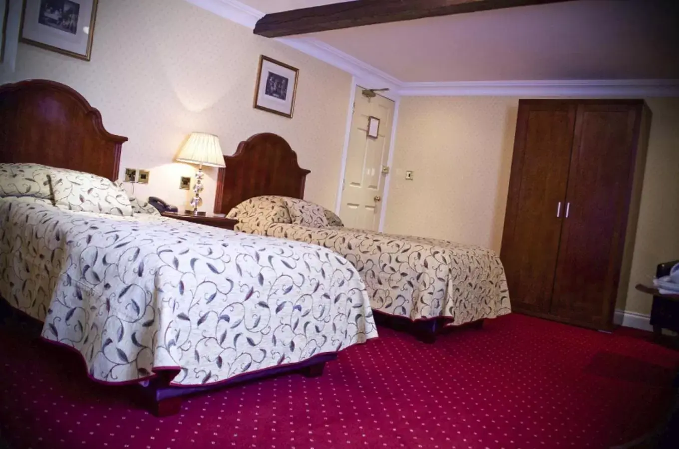 Bedroom, Bed in The Golden Lion Hotel