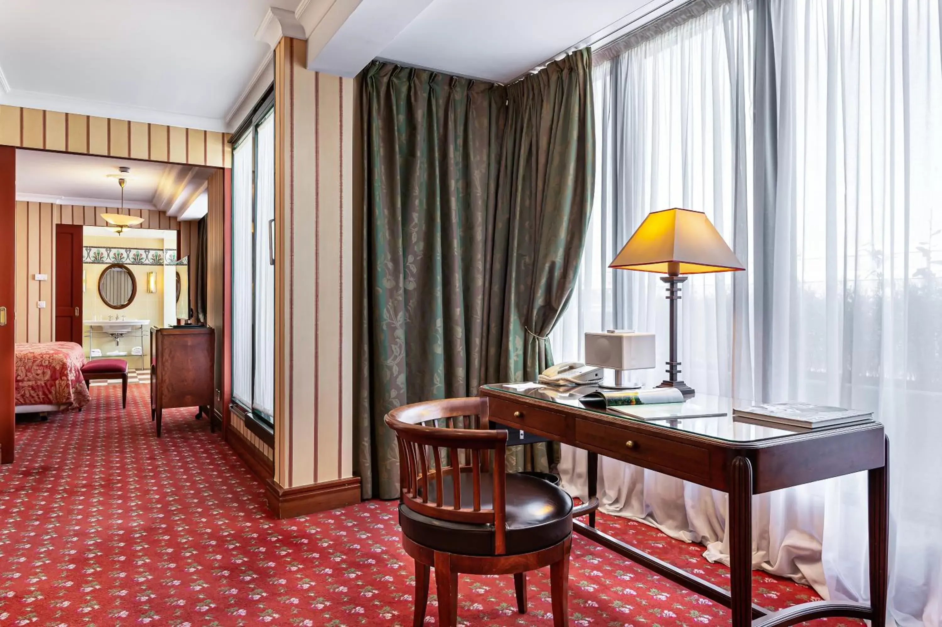 Seating area, Bed in Royal Manotel Seating area, Bed in Royal Manotel