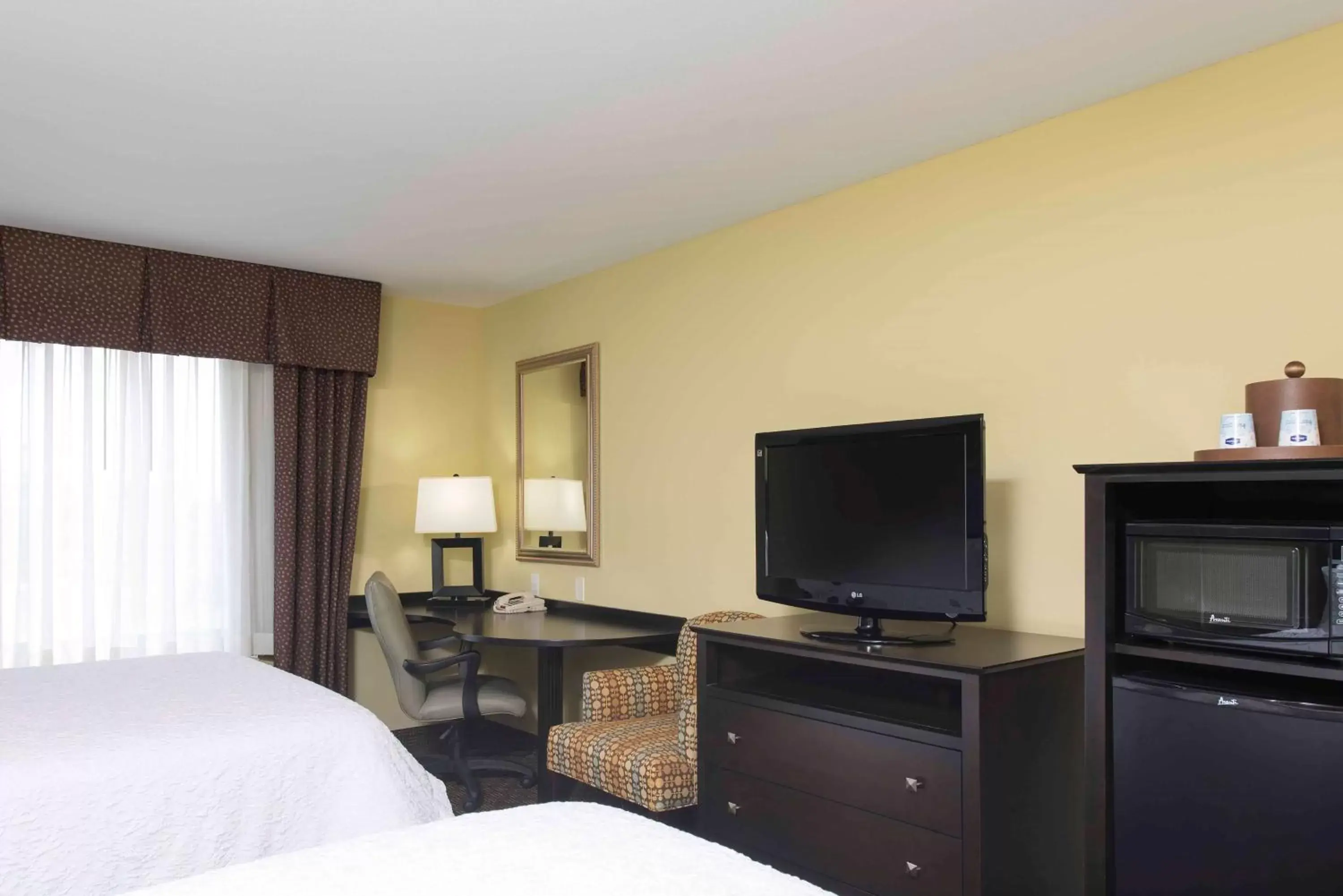 Bed, TV/Entertainment Center in Hampton Inn & Suites Danville