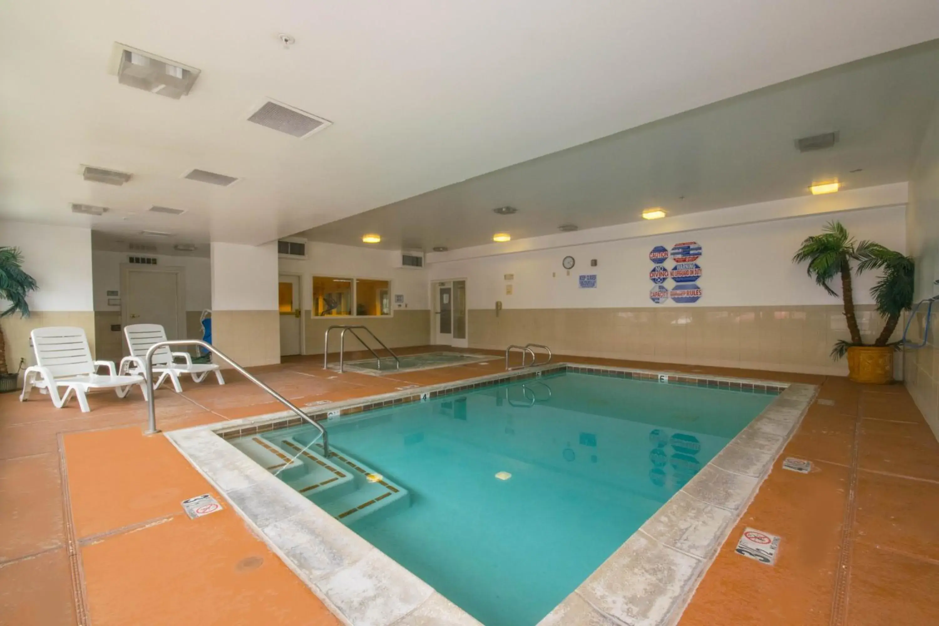 Swimming Pool in Hotel Extended Studio Inn