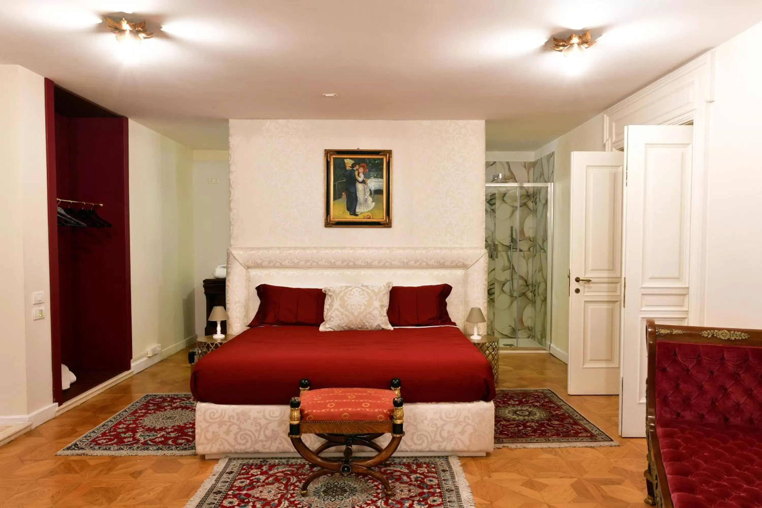 Bedroom, Seating Area in Sisuites