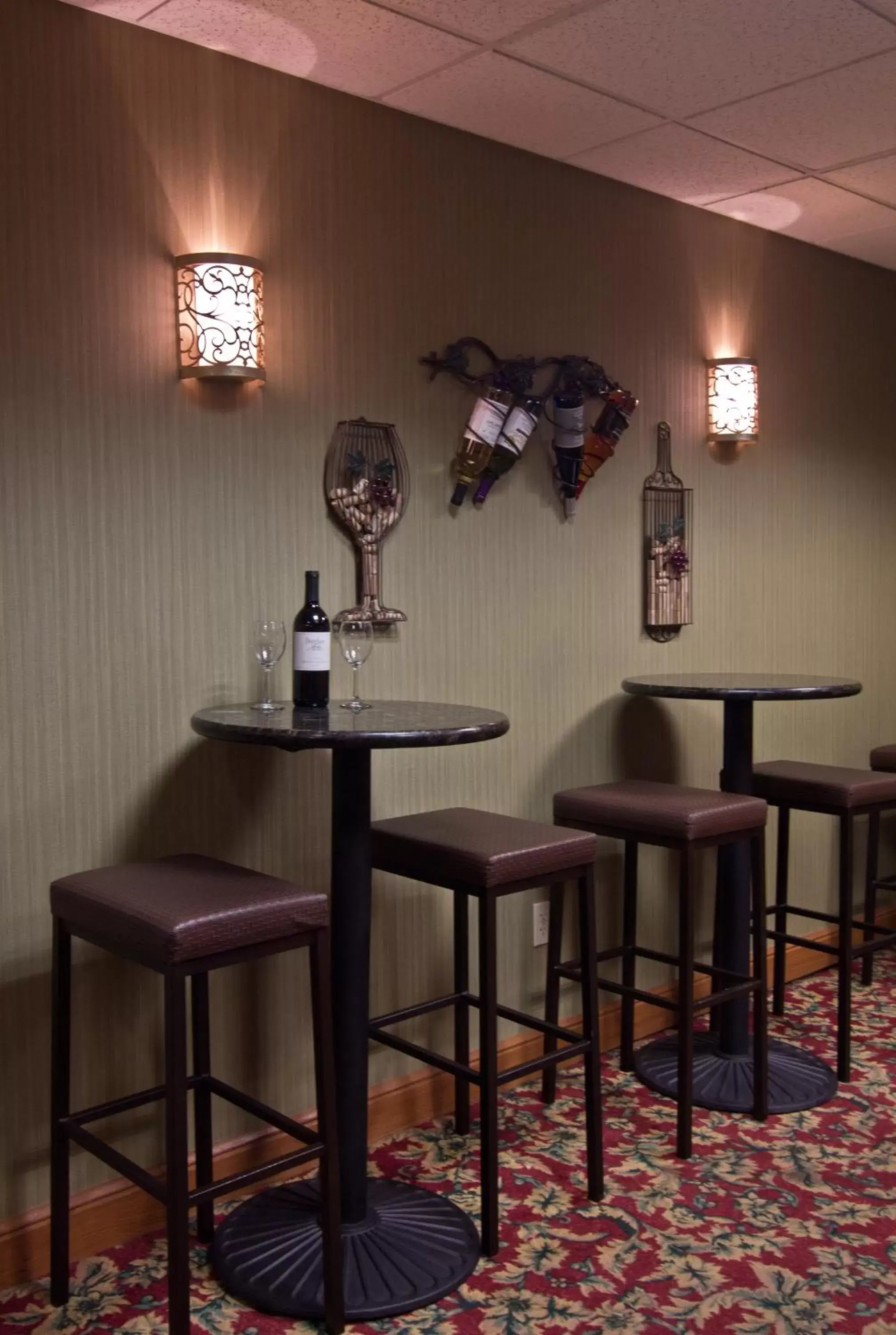 Lobby or reception, Lounge/Bar in Coshocton Village Inn & Suites
