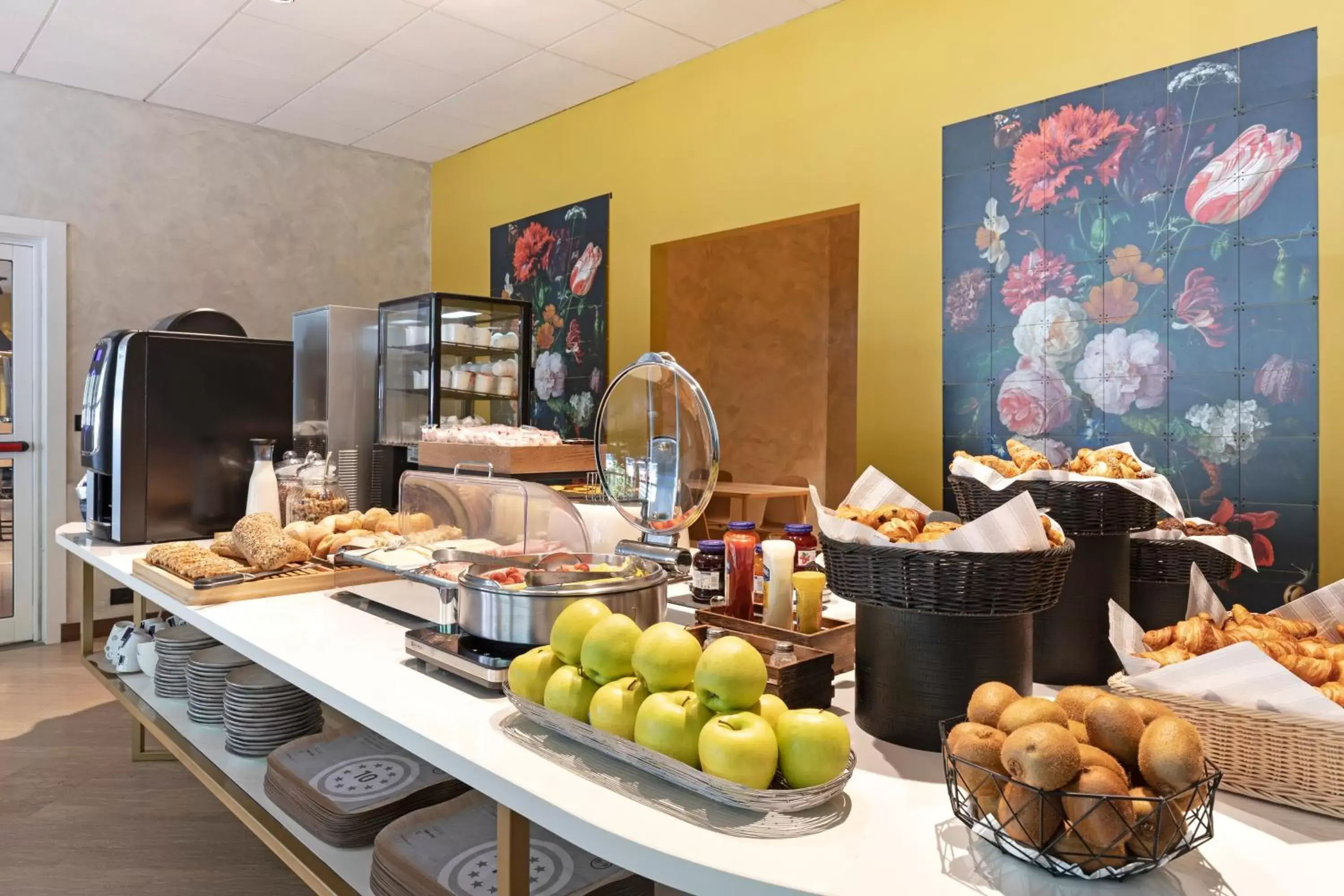 Buffet breakfast, Food in B&B Hotel Como City Center