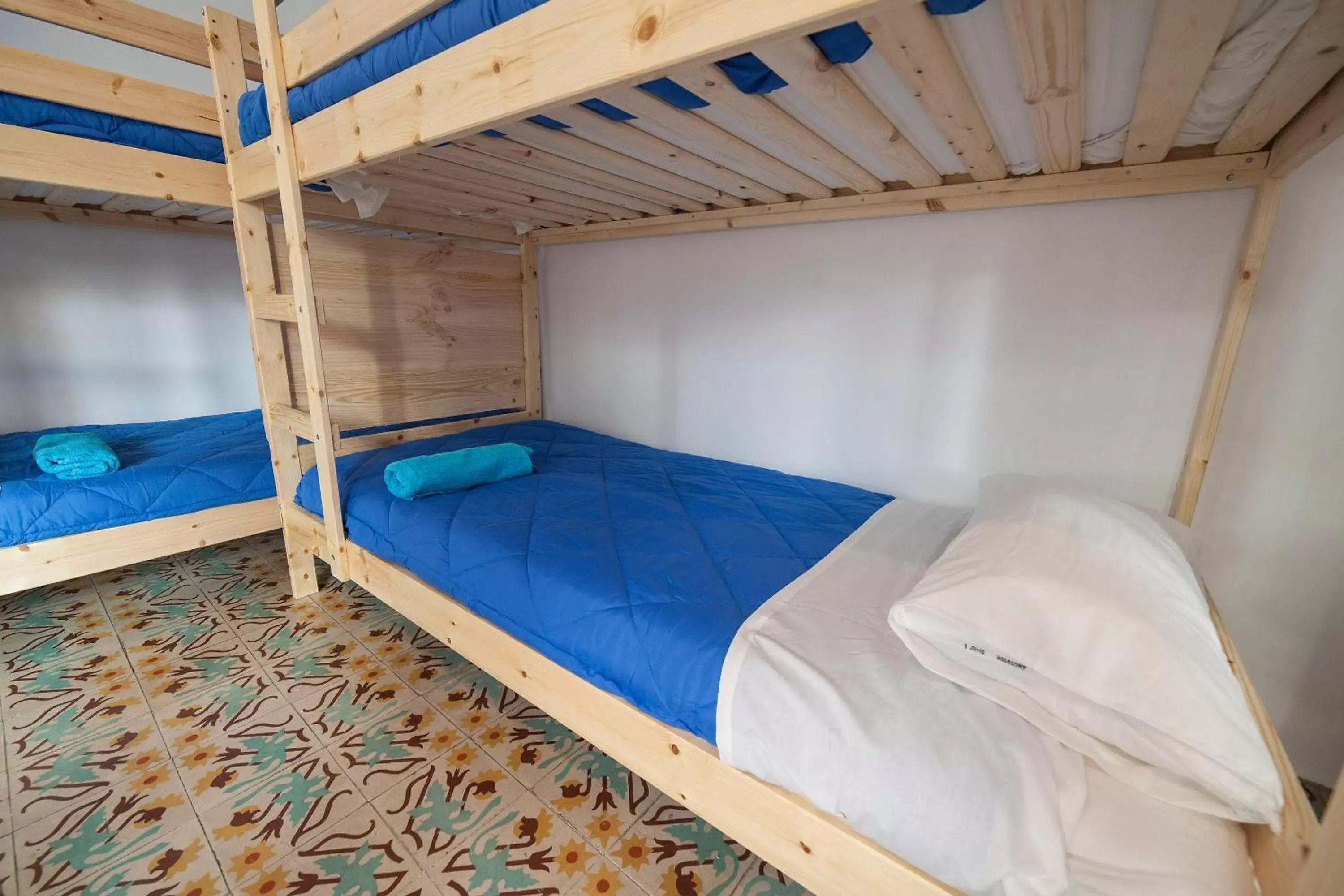 Property building, Bunk Bed in Bed in Girona