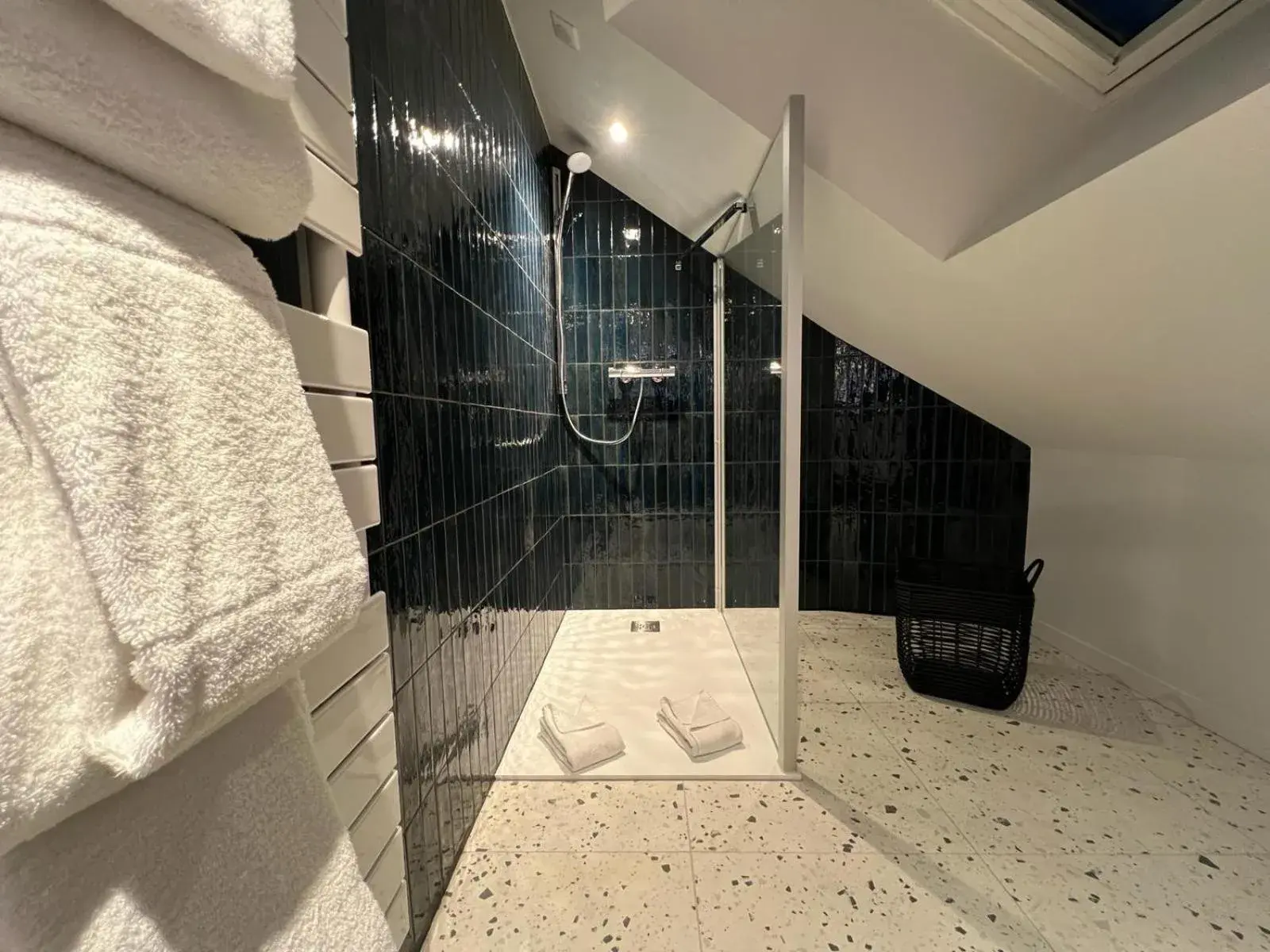 Shower, Bathroom in Hôtel du Château Dinan - Originals Boutique