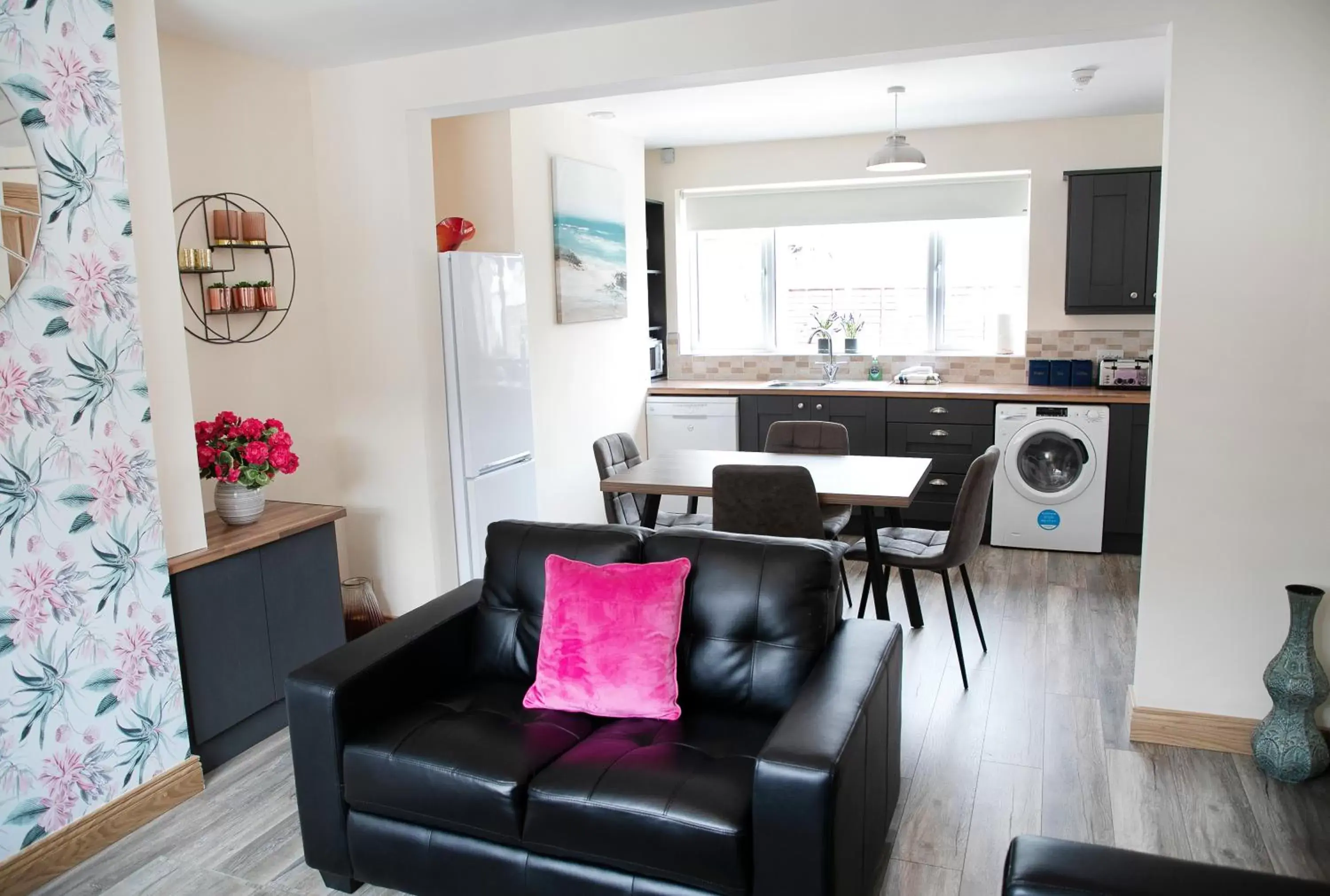 Kitchen or kitchenette, Seating Area in Arch House B&B & Apartments