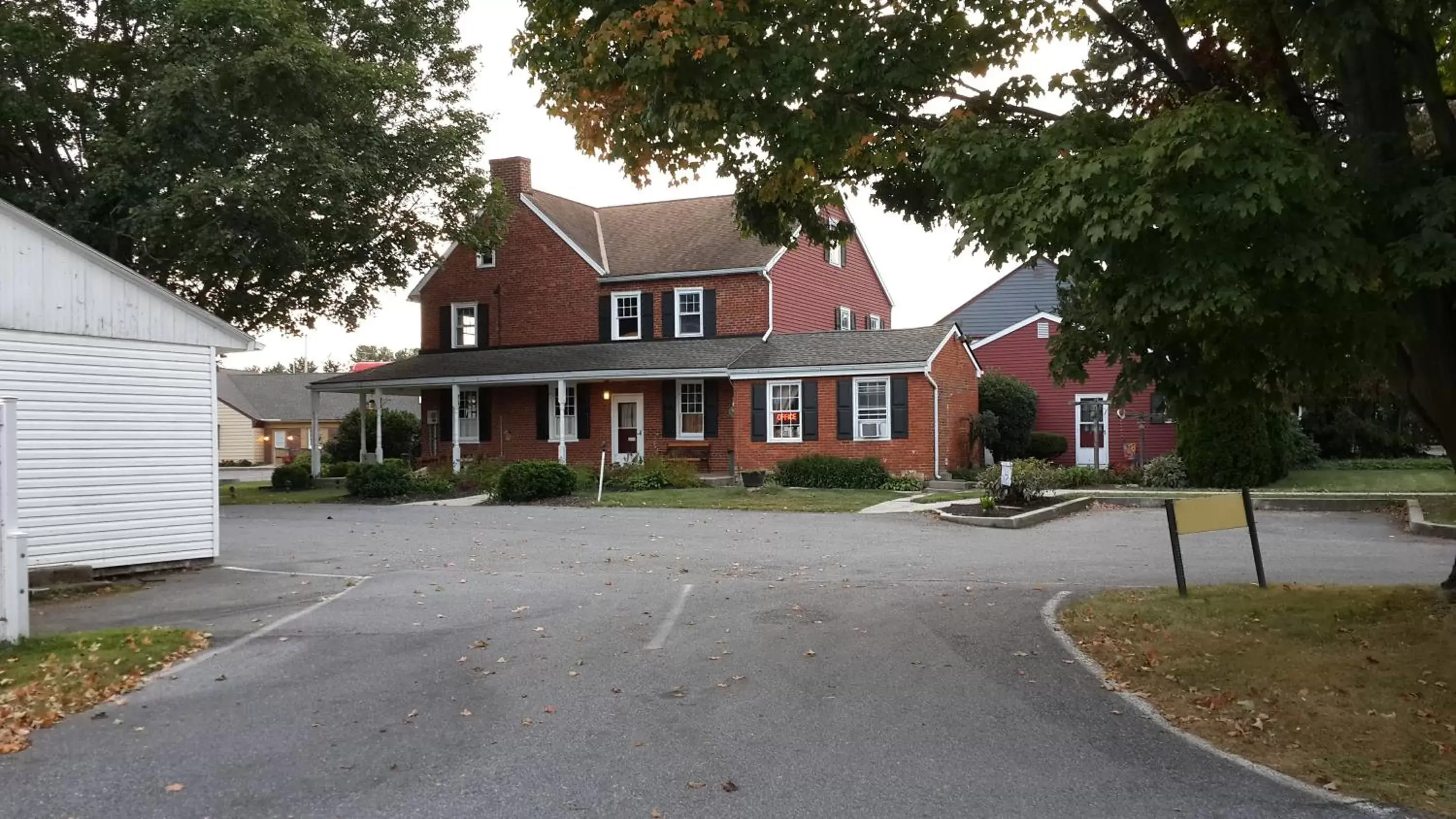 Property Building in Spruce Lane Lodge and Cottages