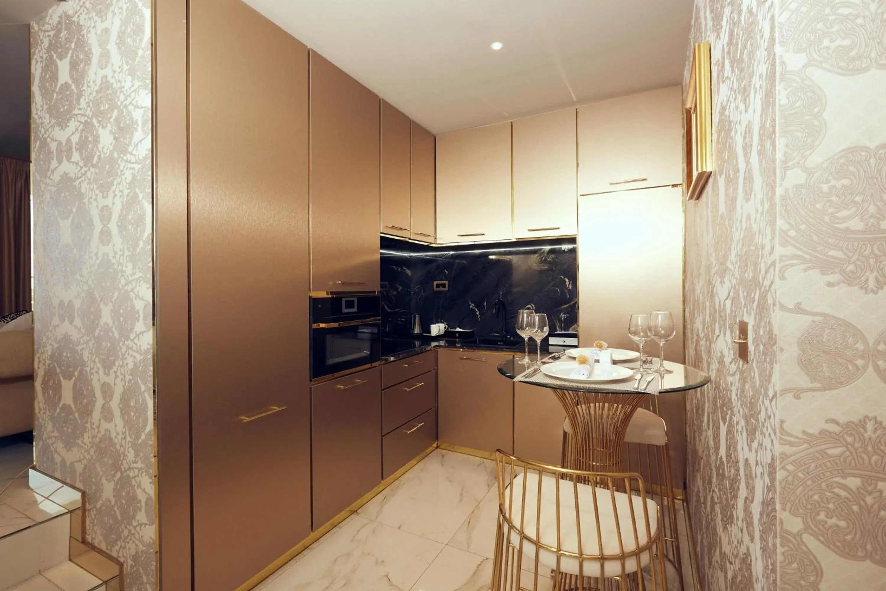 Kitchen or kitchenette, TV/Entertainment Center in Number One Oxford Street Hotel & Suites