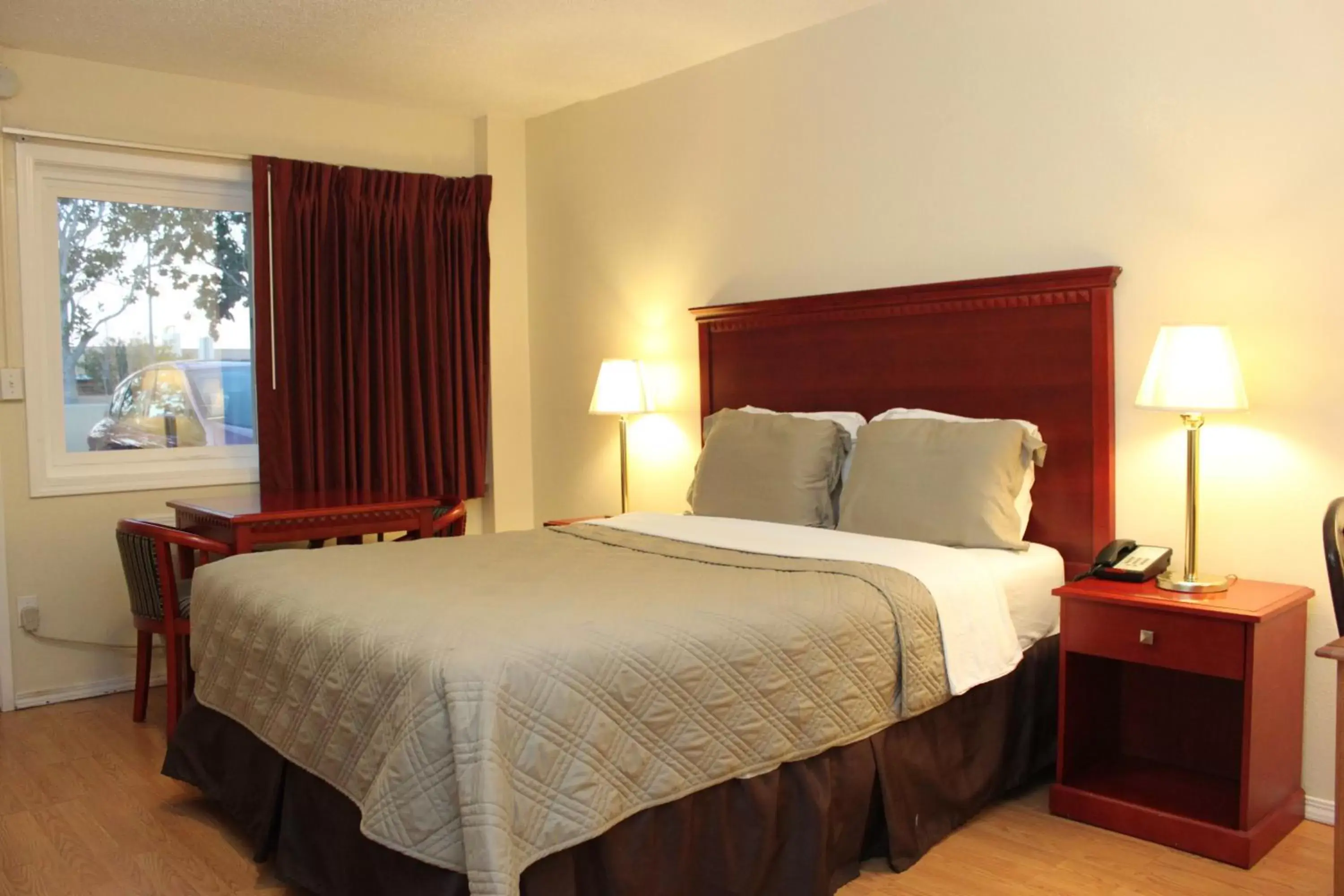 Queen Room in Budget Inn Queen Room in Budget Inn