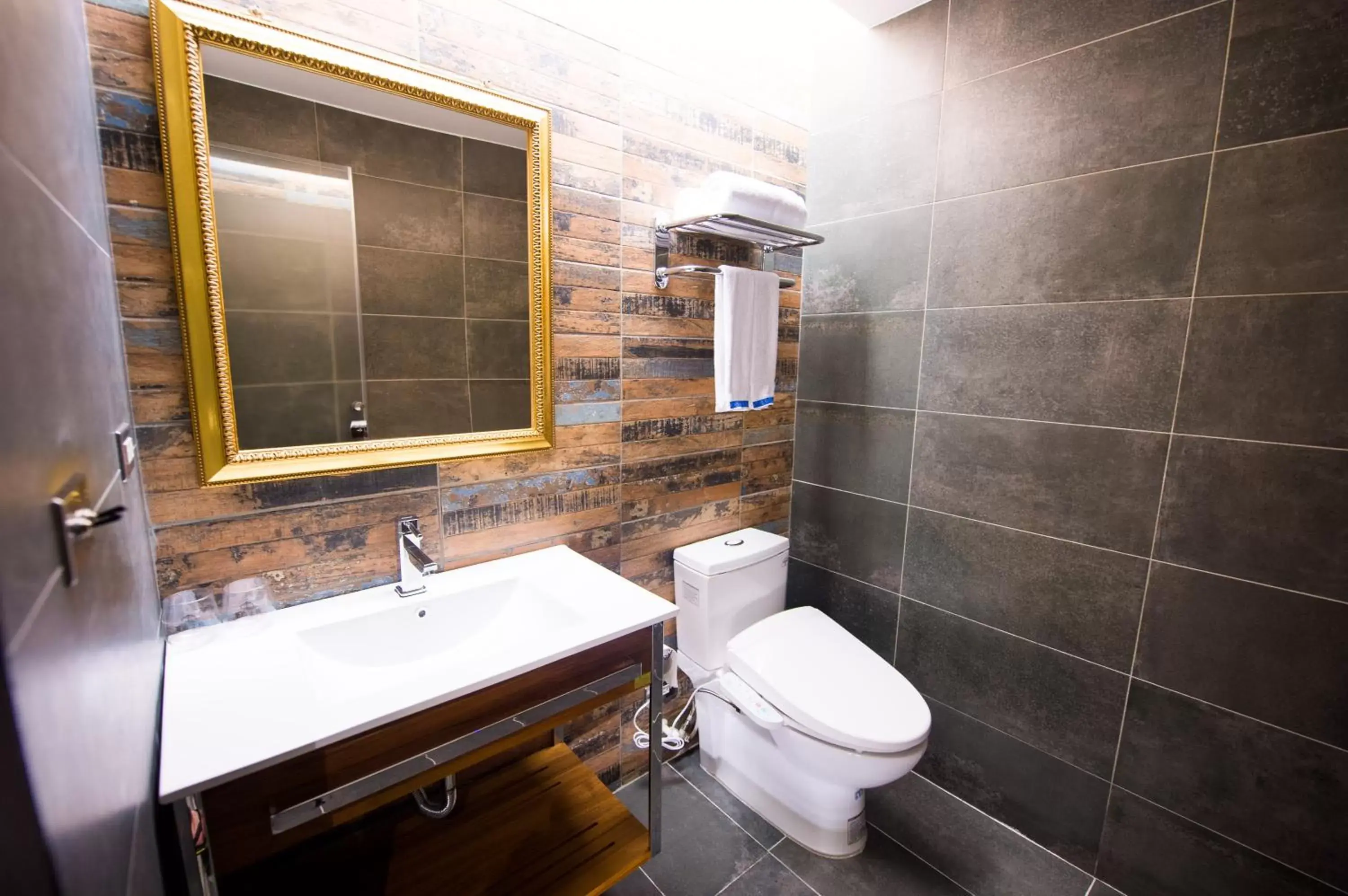 Toilet, Bathroom in The Leaf Inn