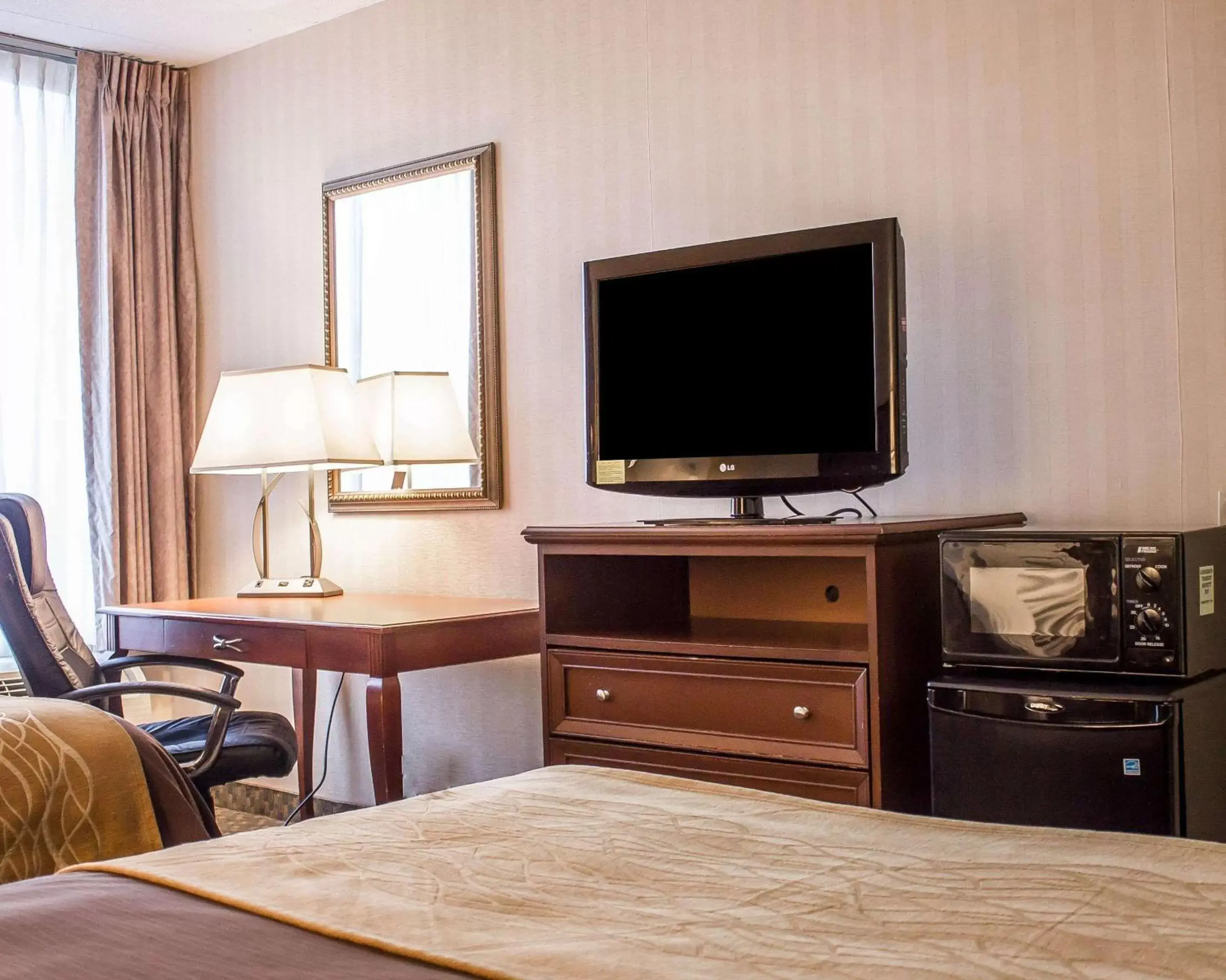 Photo of the whole room, TV/Entertainment Center in Comfort Inn Wethersfield - Hartford