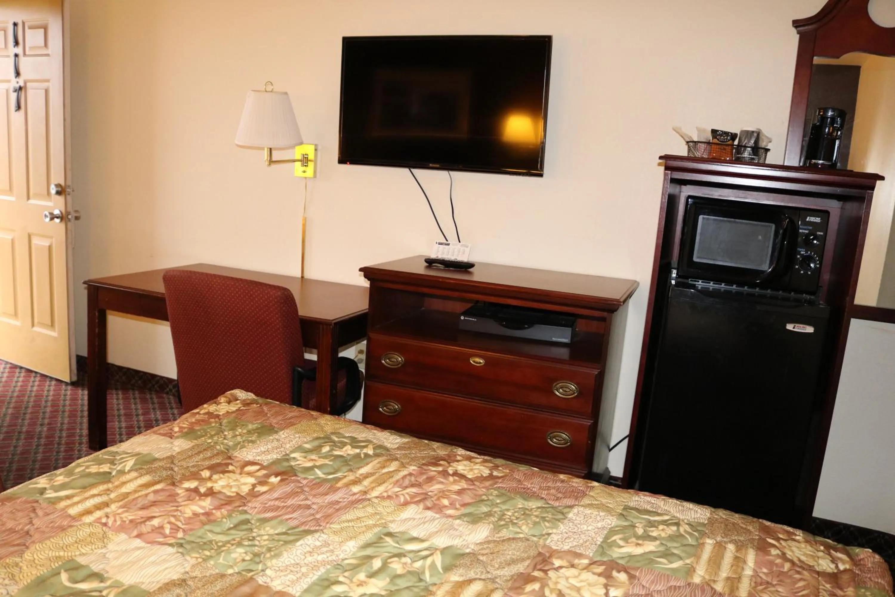 Bed in Battlefield Inn Springfield