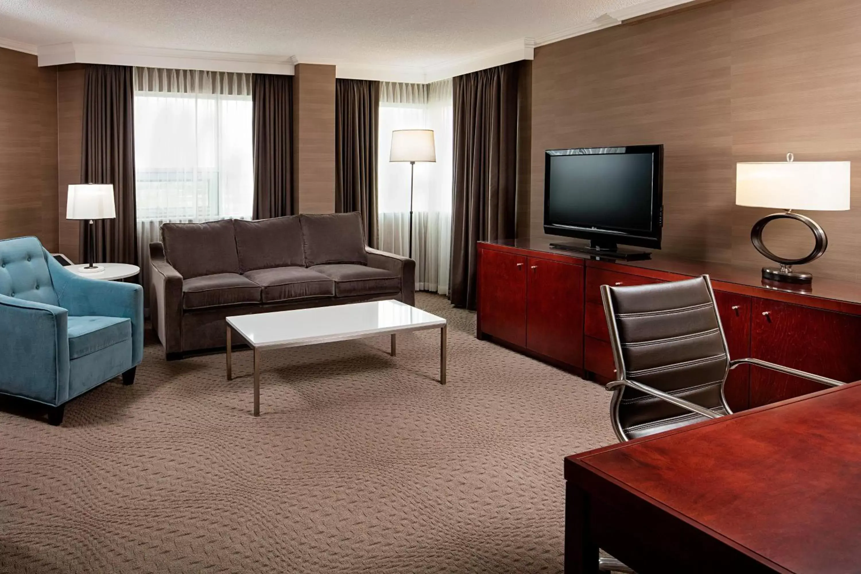 Living room, Seating Area in Sheraton Cavalier Calgary Hotel